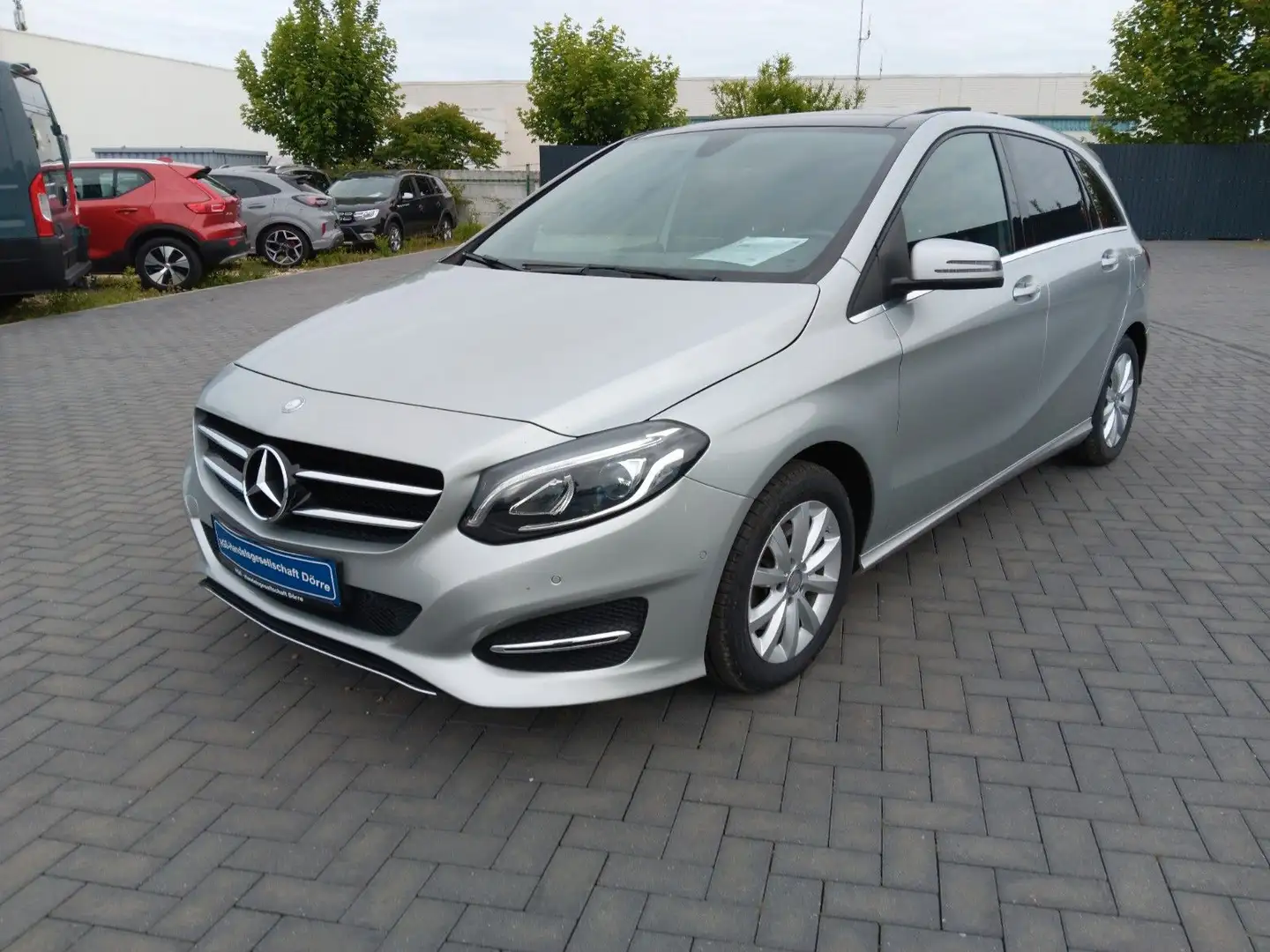 Mercedes-Benz B 180 B -Klasse B 180 PanoDach Klima LED Sitzheizung Silber - 1