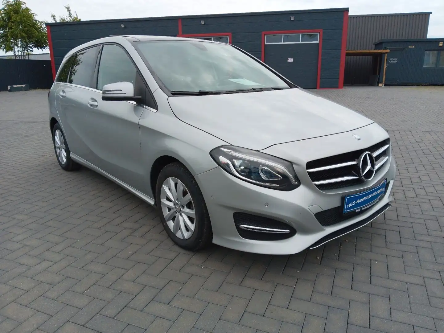 Mercedes-Benz B 180 B -Klasse B 180 PanoDach Klima LED Sitzheizung Silber - 2