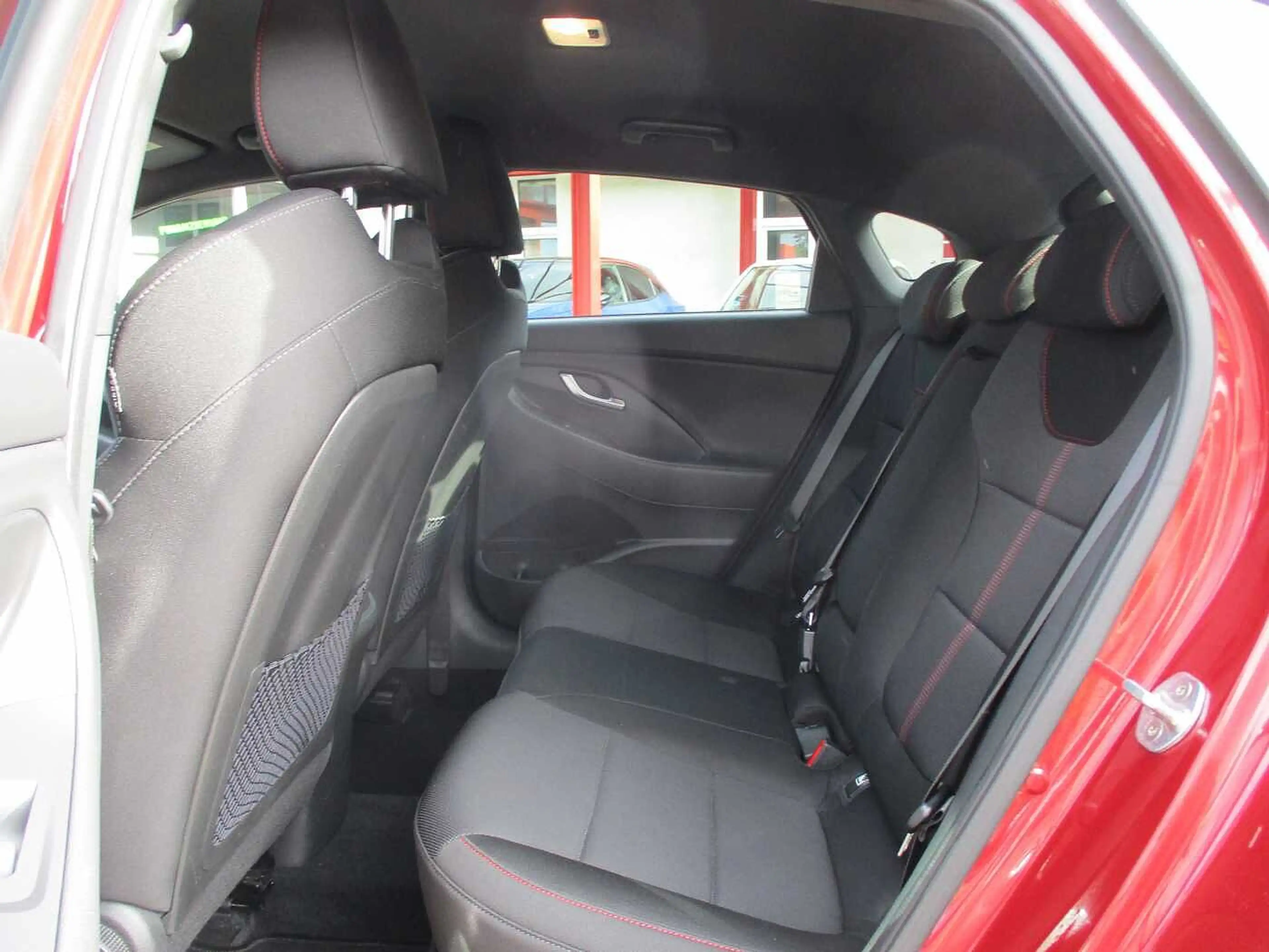 Hyundai i30 Fastback 1.5 T-GDI 48V-Hybrid N-Line — photo 12