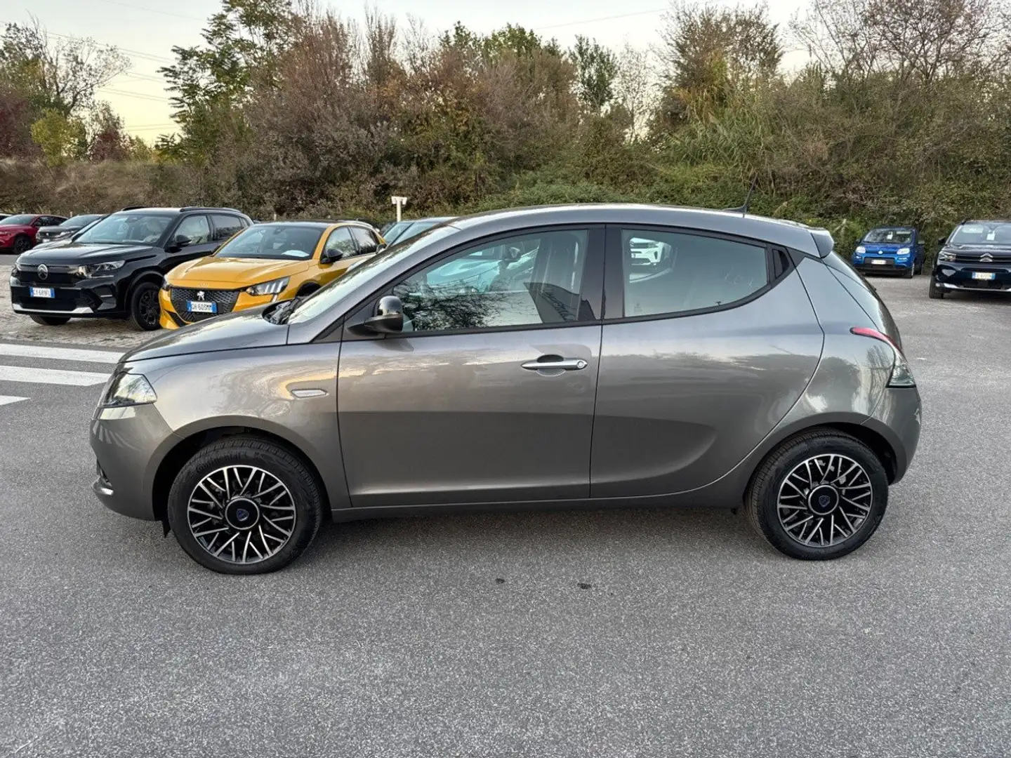 Lancia Ypsilon 1.0 FireFly 70cv Hybrid Platino Grigio - 2