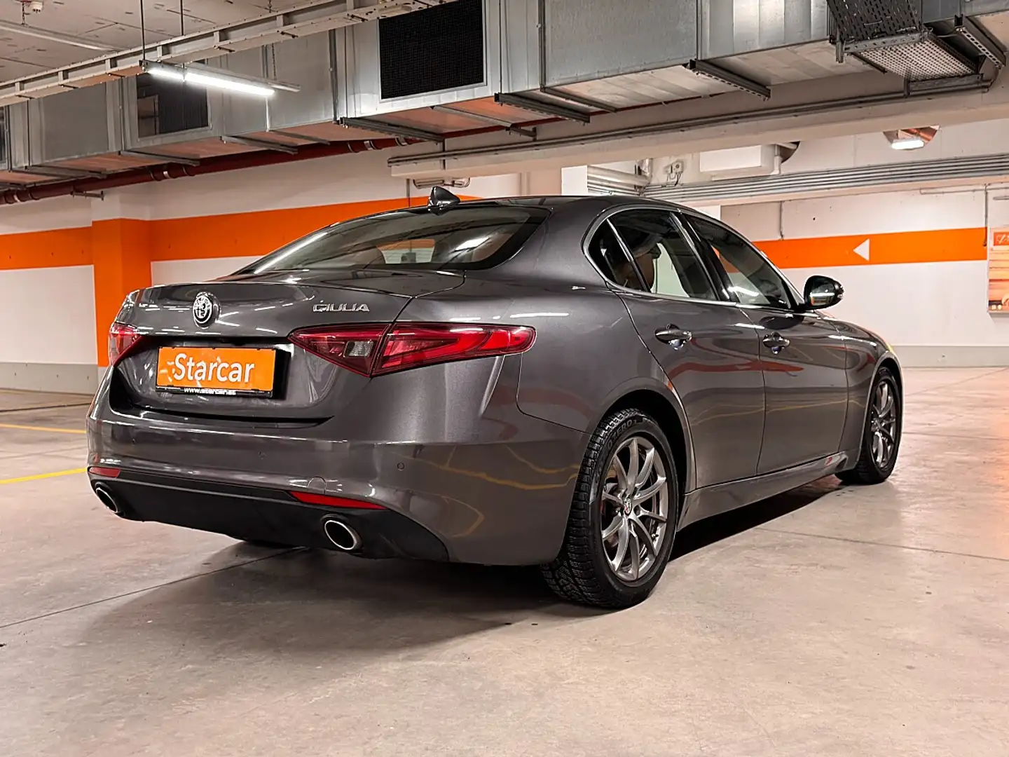 Alfa Romeo Giulia Super 2,2 180 MT RWD *BI-XENON*VOLLLEDER*RÜCKFA... Grau - 2