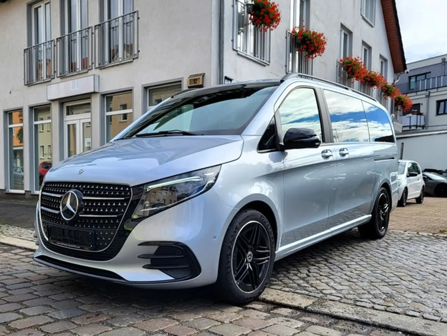 Mercedes-Benz V 300 d AMG Avantgarde lang MY2024 NIGHT BUR AHK Argintiu - 1