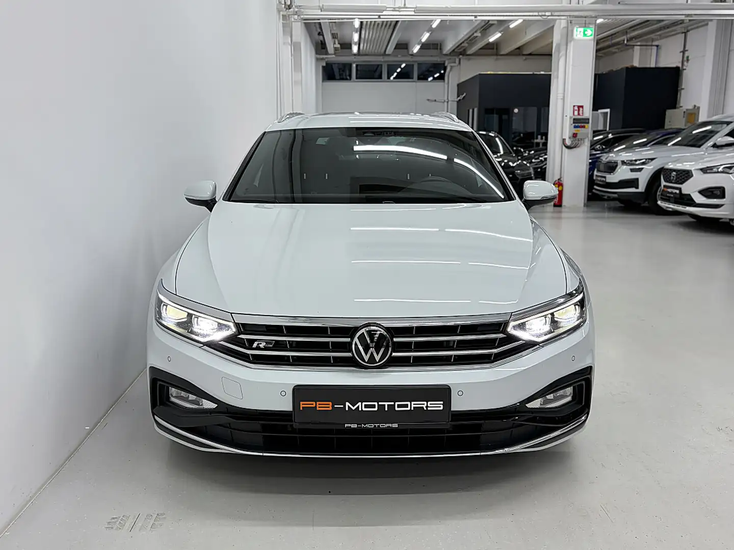 Volkswagen Passat Variant 2.0 TDI DSG R-Line IQ Light Assistenten AHK Sta... Weiß - 2