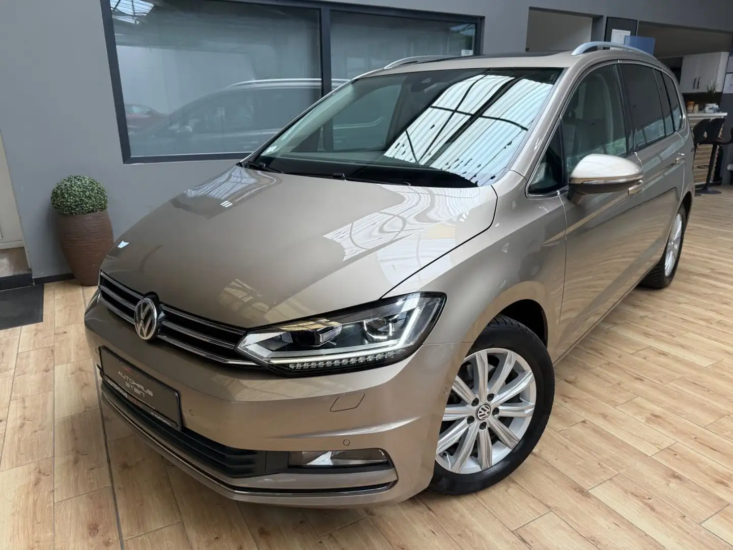Volkswagen Touran Highline BMT/ACC/Pano/7Sitzer/Navi/Kamera Beige - 1