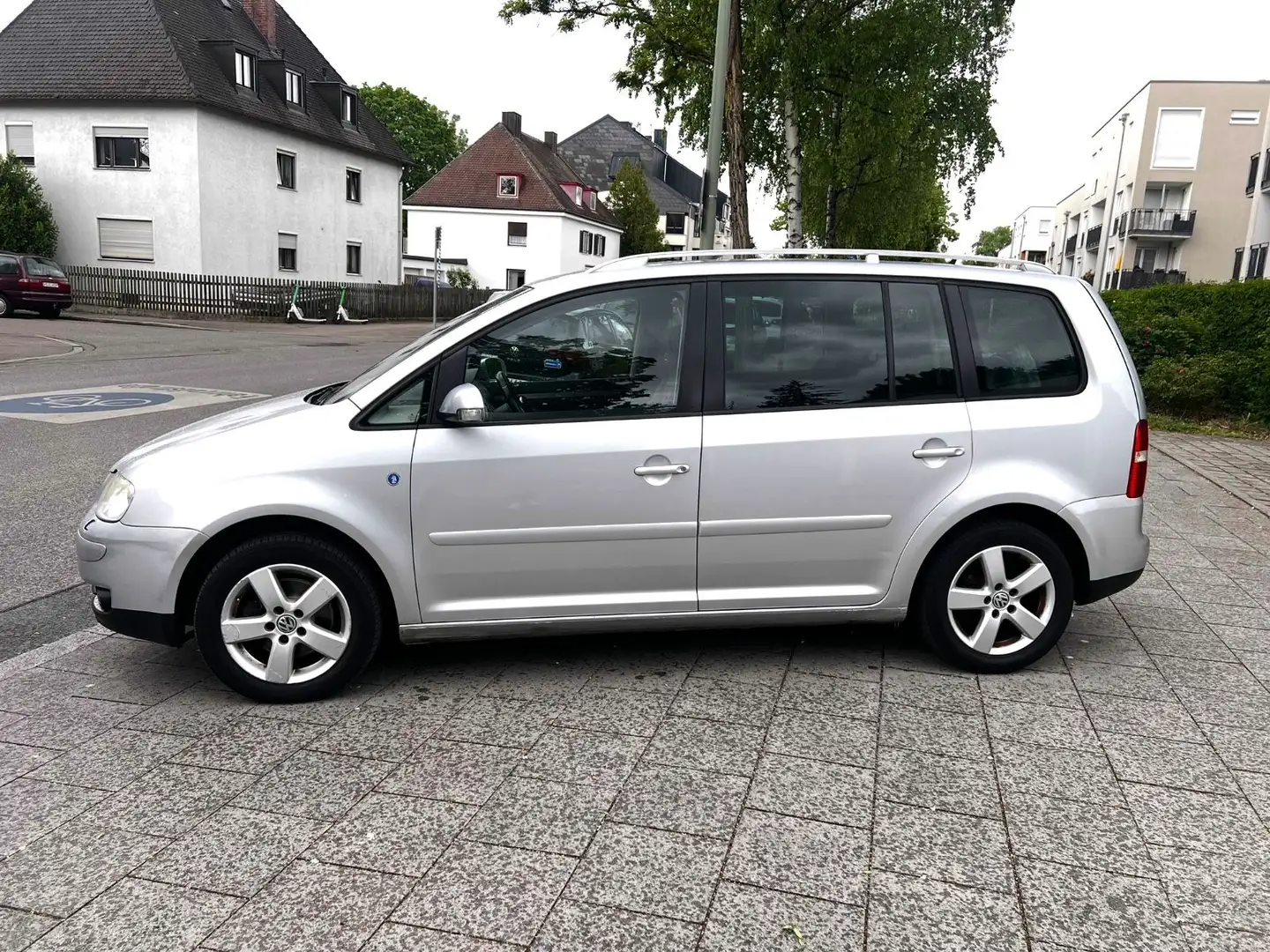 Volkswagen Touran Highline 2.0|150 PS|Top Zustand|HU Neu Silber - 2