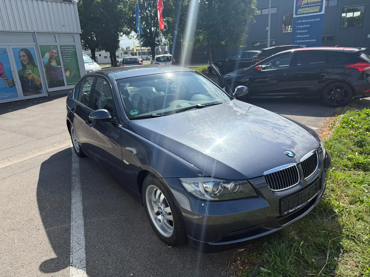 BMW 325 i Limo. NAVI*XENON*SHZ*PDC*8Fach Gris - 1