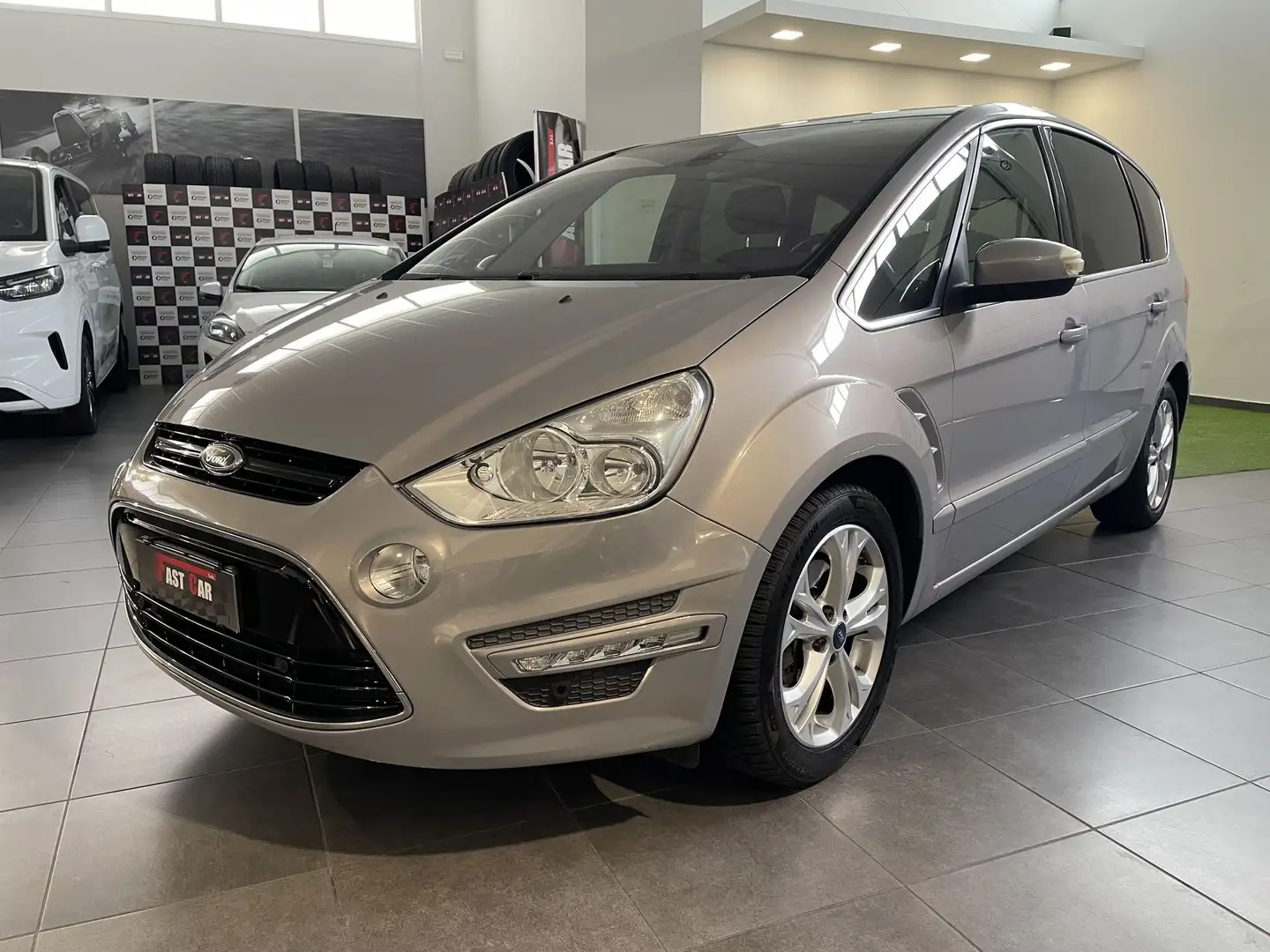 Ford S-Max S-Max 2.0 TDCi 163CV Titanium DPF Grau - 1