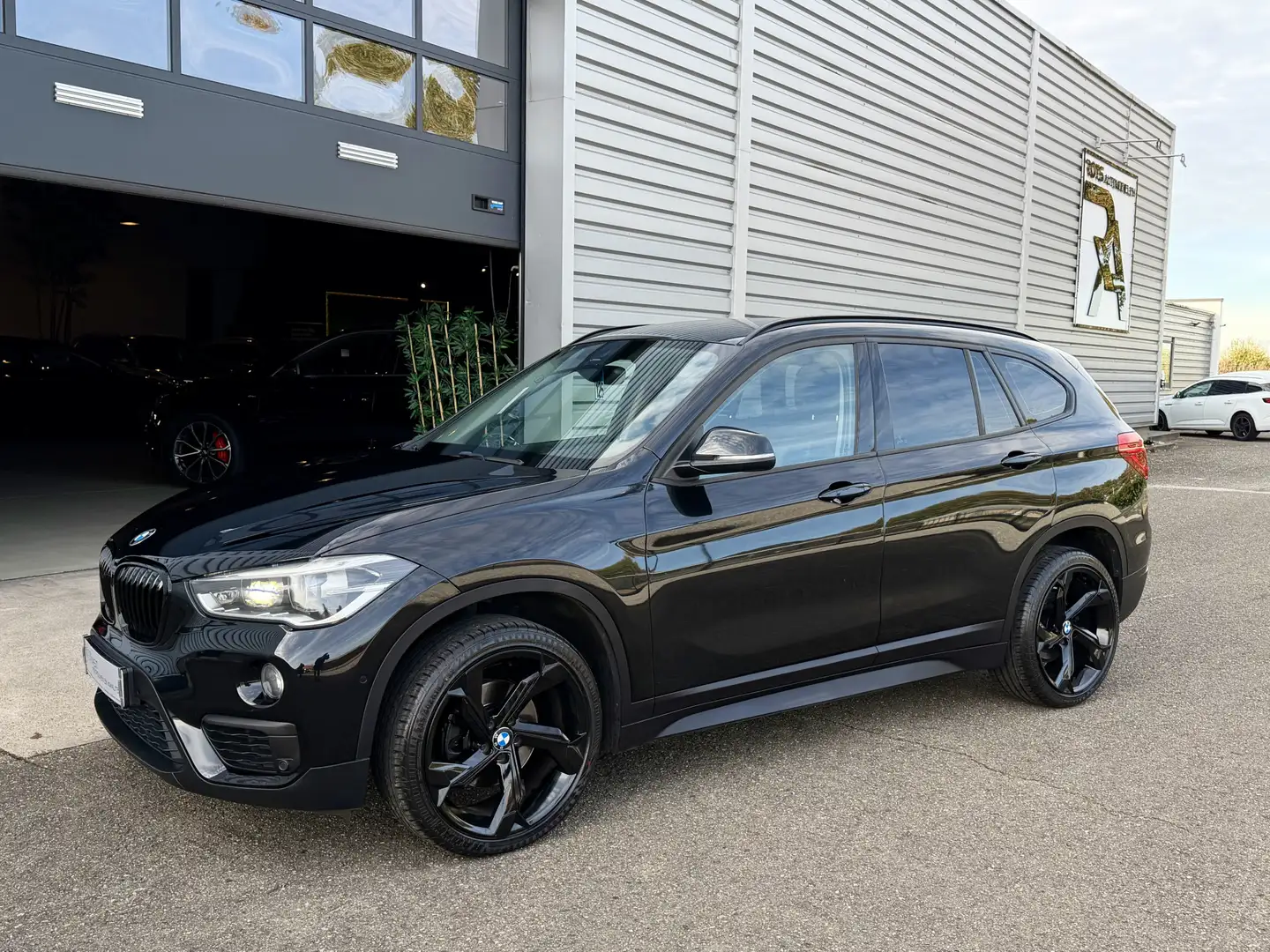 BMW X1 sDrive18i Aut Navi|Camera|Leer|Keyles|LED Zwart! Zwart - 2