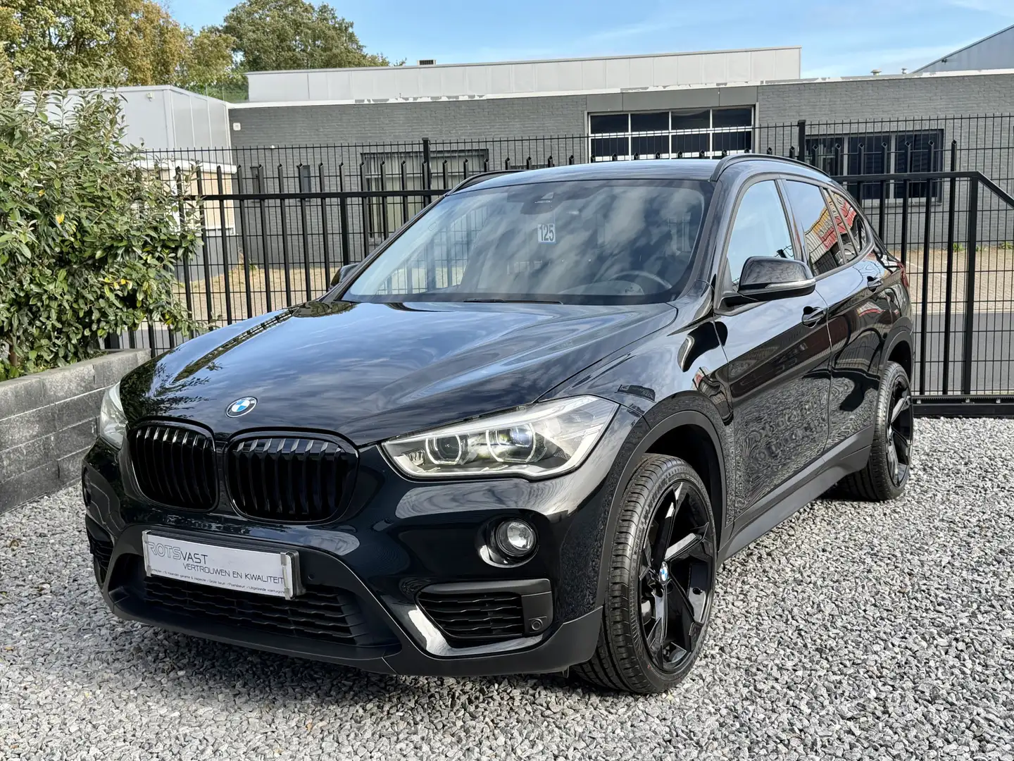 BMW X1 sDrive18i Aut Navi|Camera|Leer|Keyles|LED Zwart! Zwart - 1