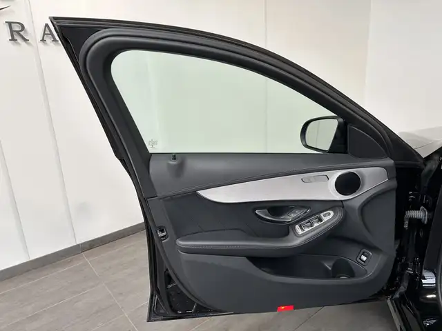 Mercedes-Benz C-Class view 9