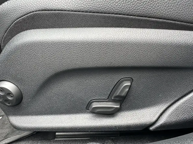 Mercedes-Benz C-Class view 13