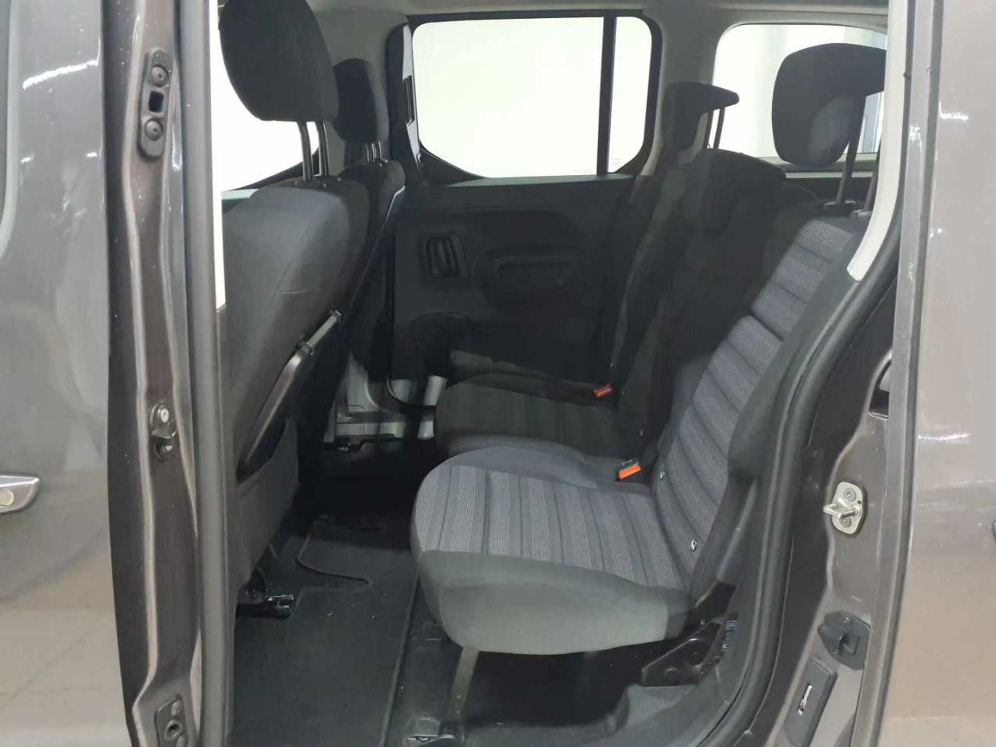 Opel Combo Combo e-Life XL Ultimate Park-P. AHK — photo 14