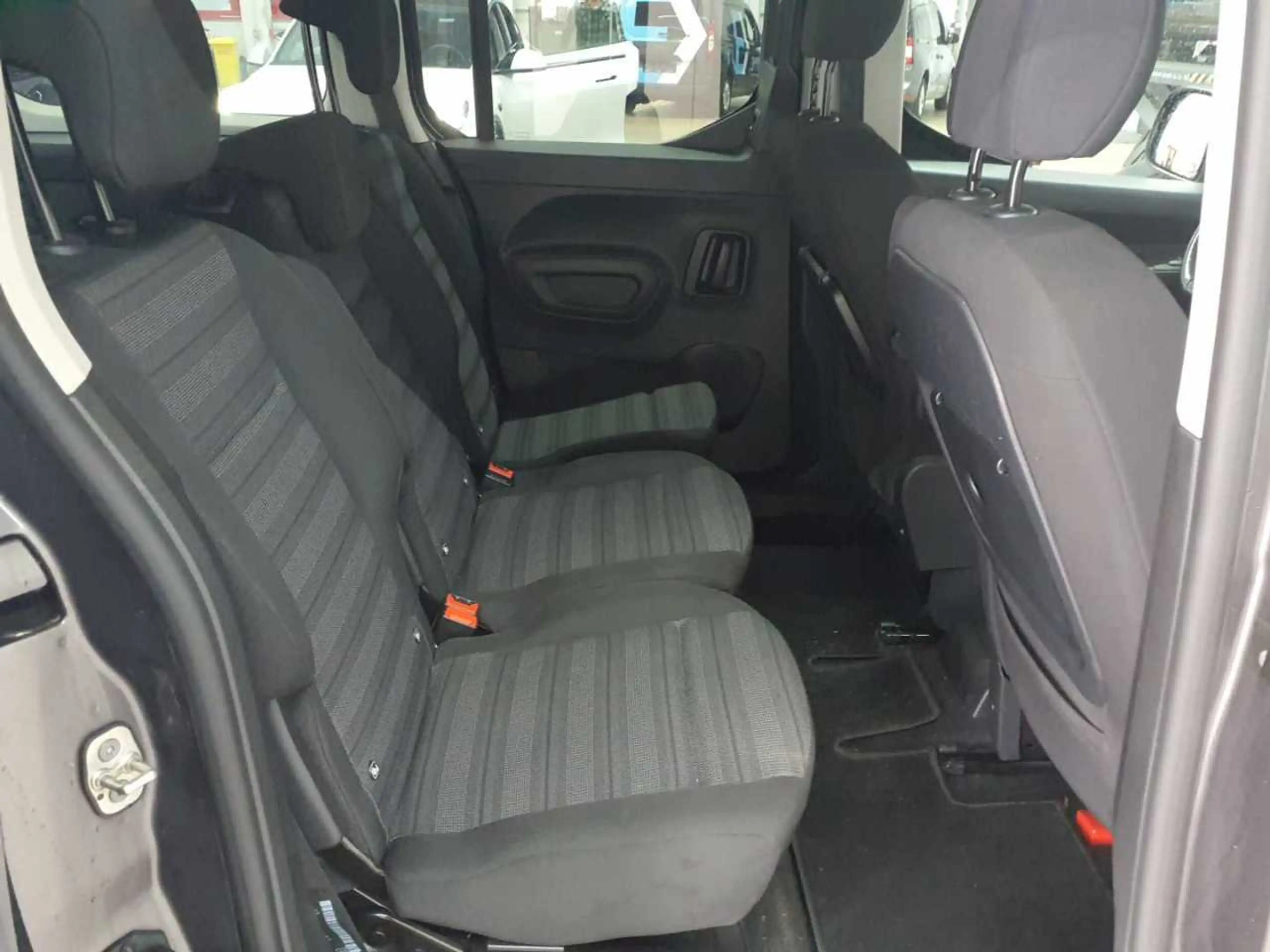 Opel Combo Combo e-Life XL Ultimate Park-P. AHK — photo 13