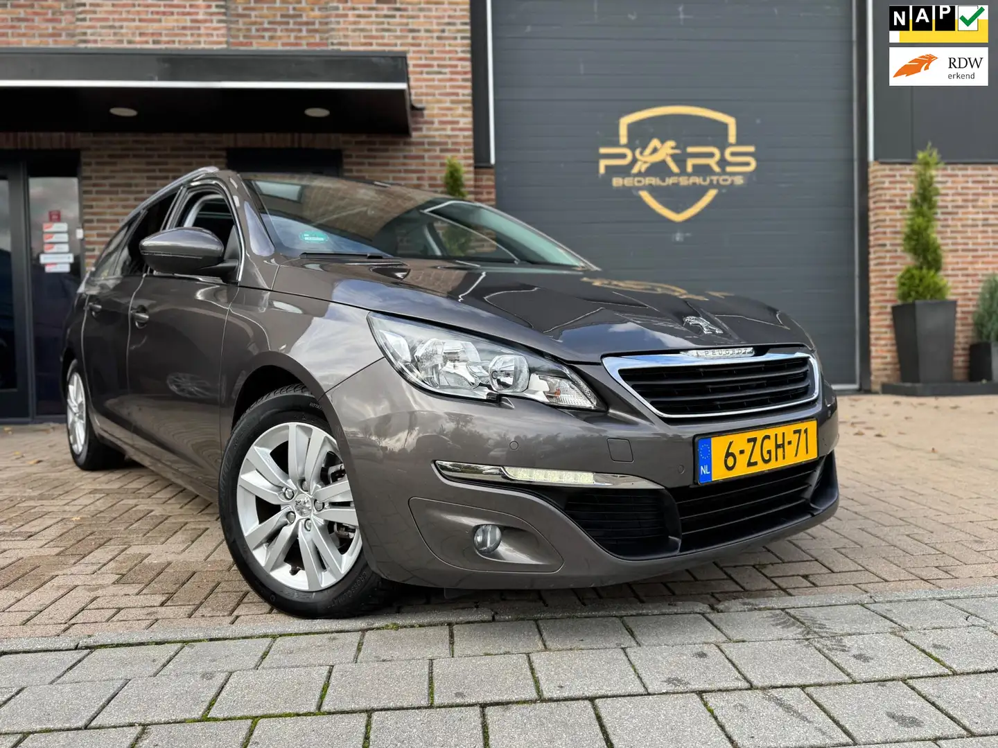 Peugeot 308 SW 1.6 BlueHDI Blue Lease Executive Pano Airco Nav Grau - 1