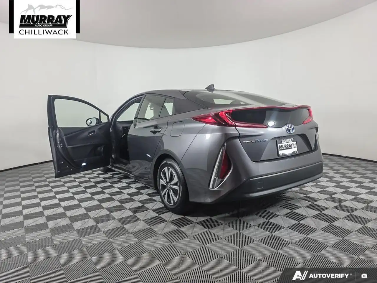 Toyota Prius Prime снимка Toyota Prius Prime
