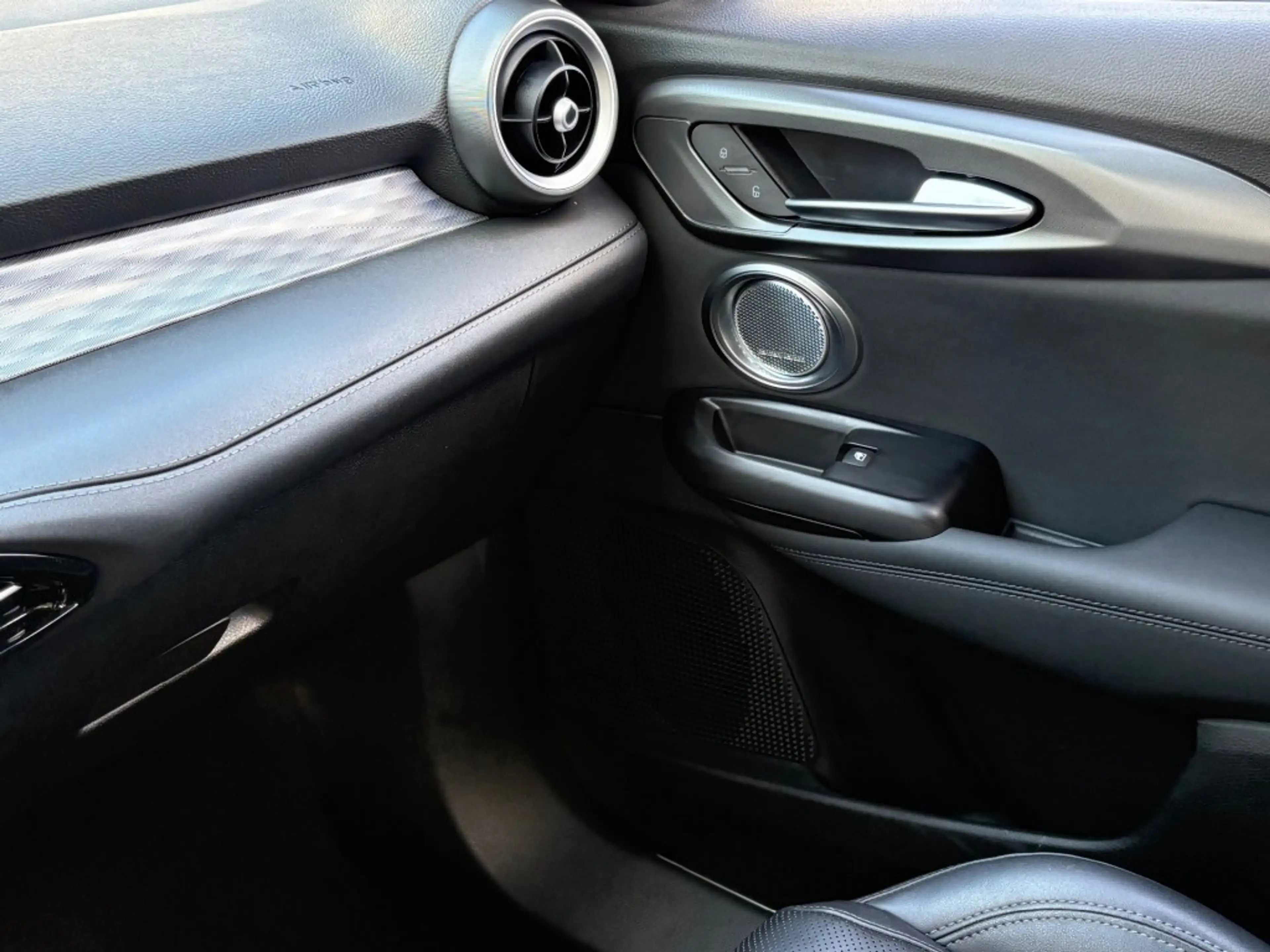 Alfa Romeo Tonale 1.5T HYBRID AUT. EDIZIONE SPECIALE LED NAVI CAMERA — photo 22