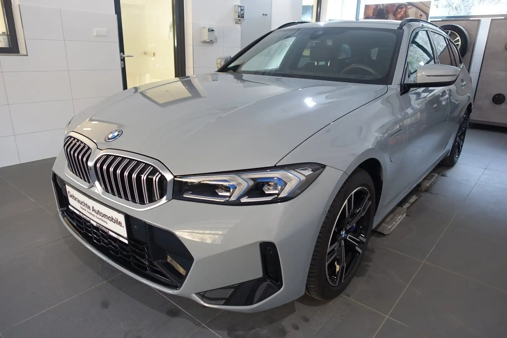 BMW 330 e xDrive Grau - 1