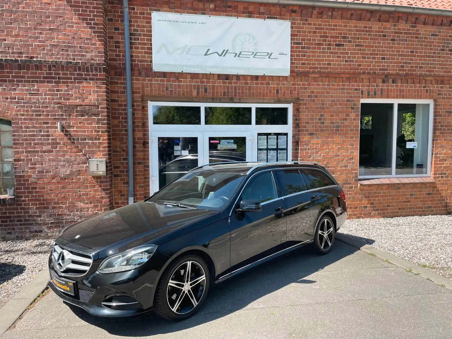 Mercedes-Benz E 200 Avantgarde+AMG Navi+SHZ+MFL+LED 190PS Noir - 1