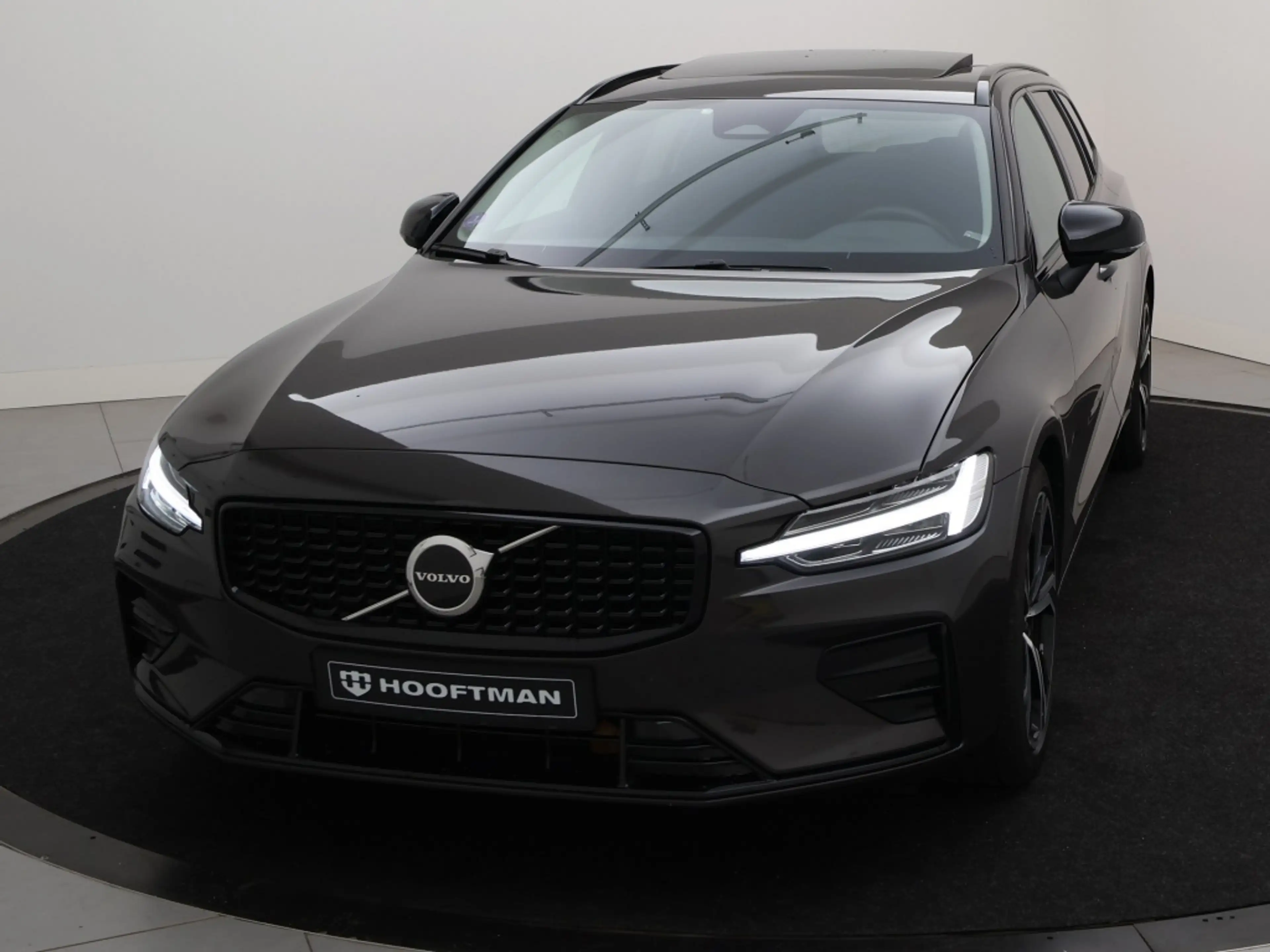 Volvo V60 B4 AUT(7) PLUS DARK SCHUIFDAK HARMAN KARDON TREKHA — photo 6