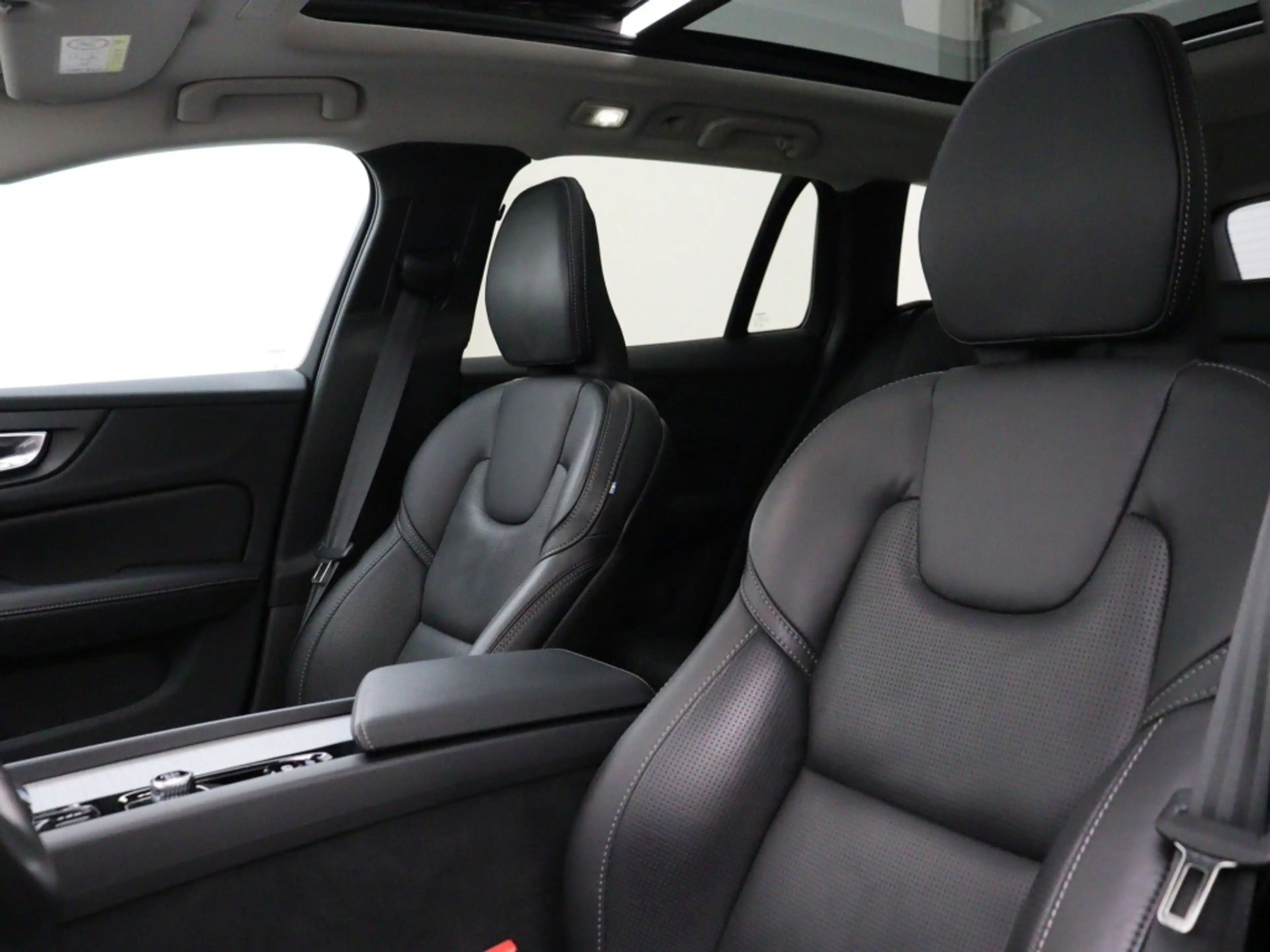 Volvo V60 B4 AUT(7) PLUS DARK SCHUIFDAK HARMAN KARDON TREKHA — photo 14