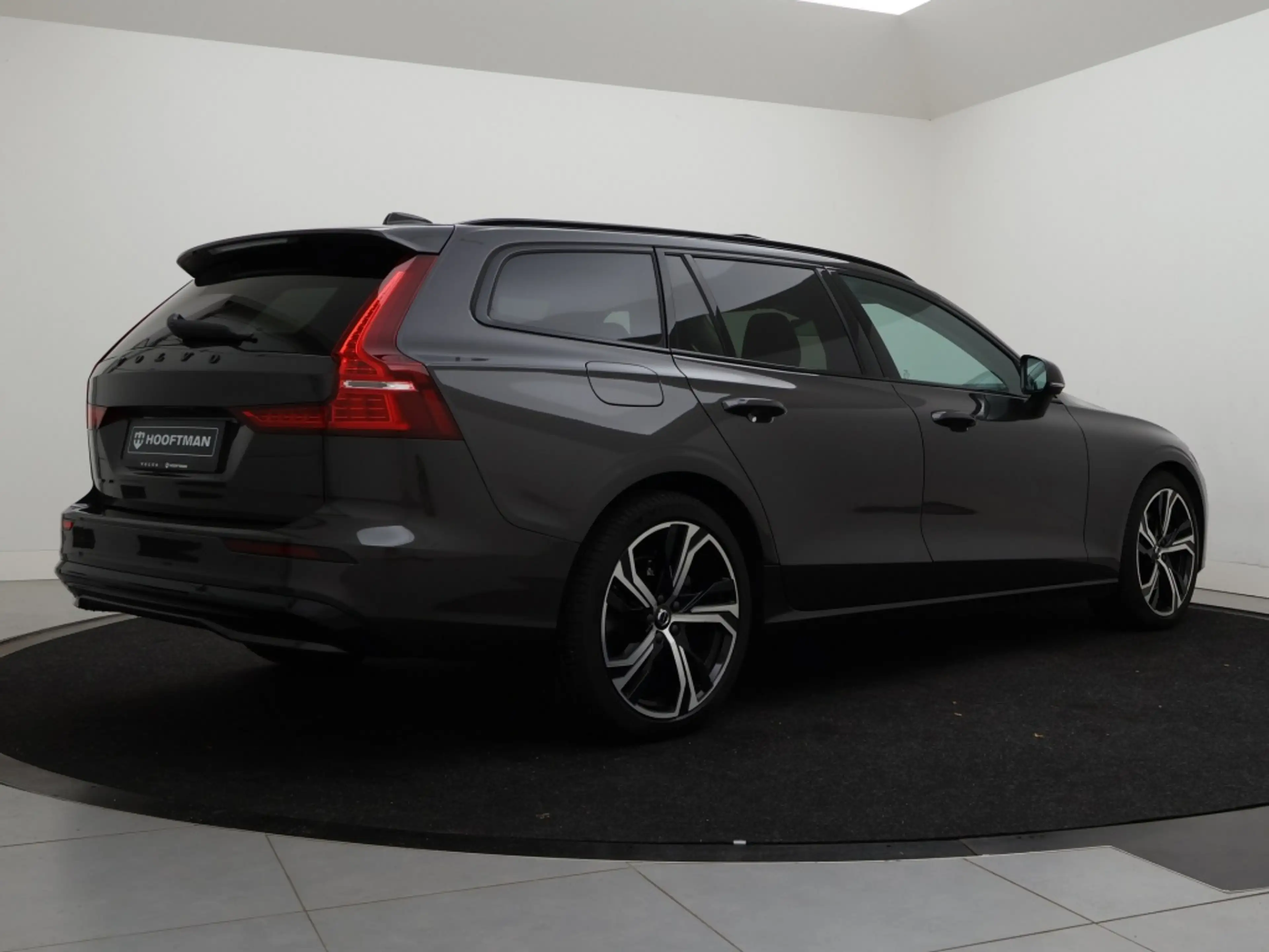 Volvo V60 B4 AUT(7) PLUS DARK SCHUIFDAK HARMAN KARDON TREKHA — photo 3