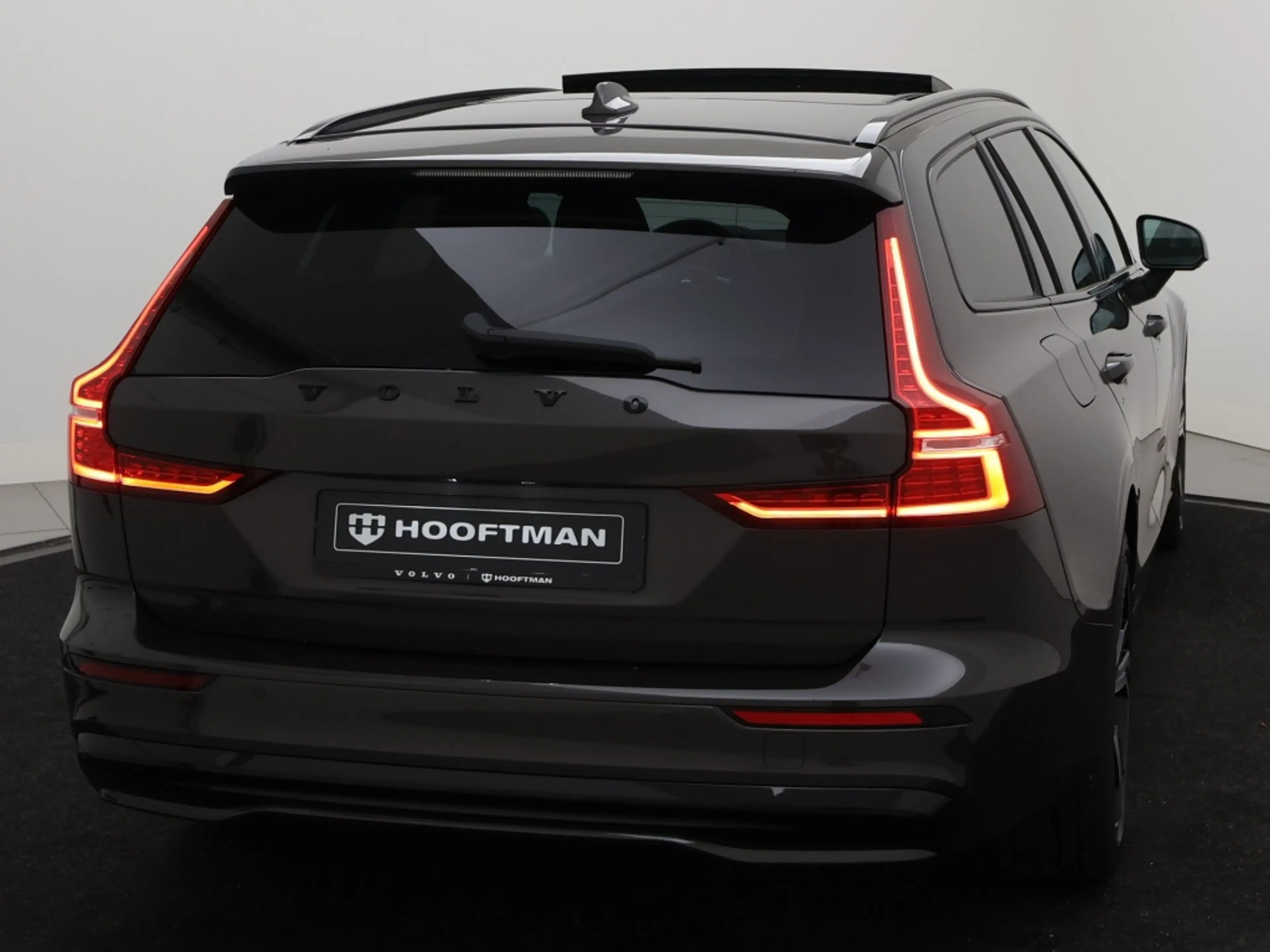 Volvo V60 B4 AUT(7) PLUS DARK SCHUIFDAK HARMAN KARDON TREKHA — photo 5