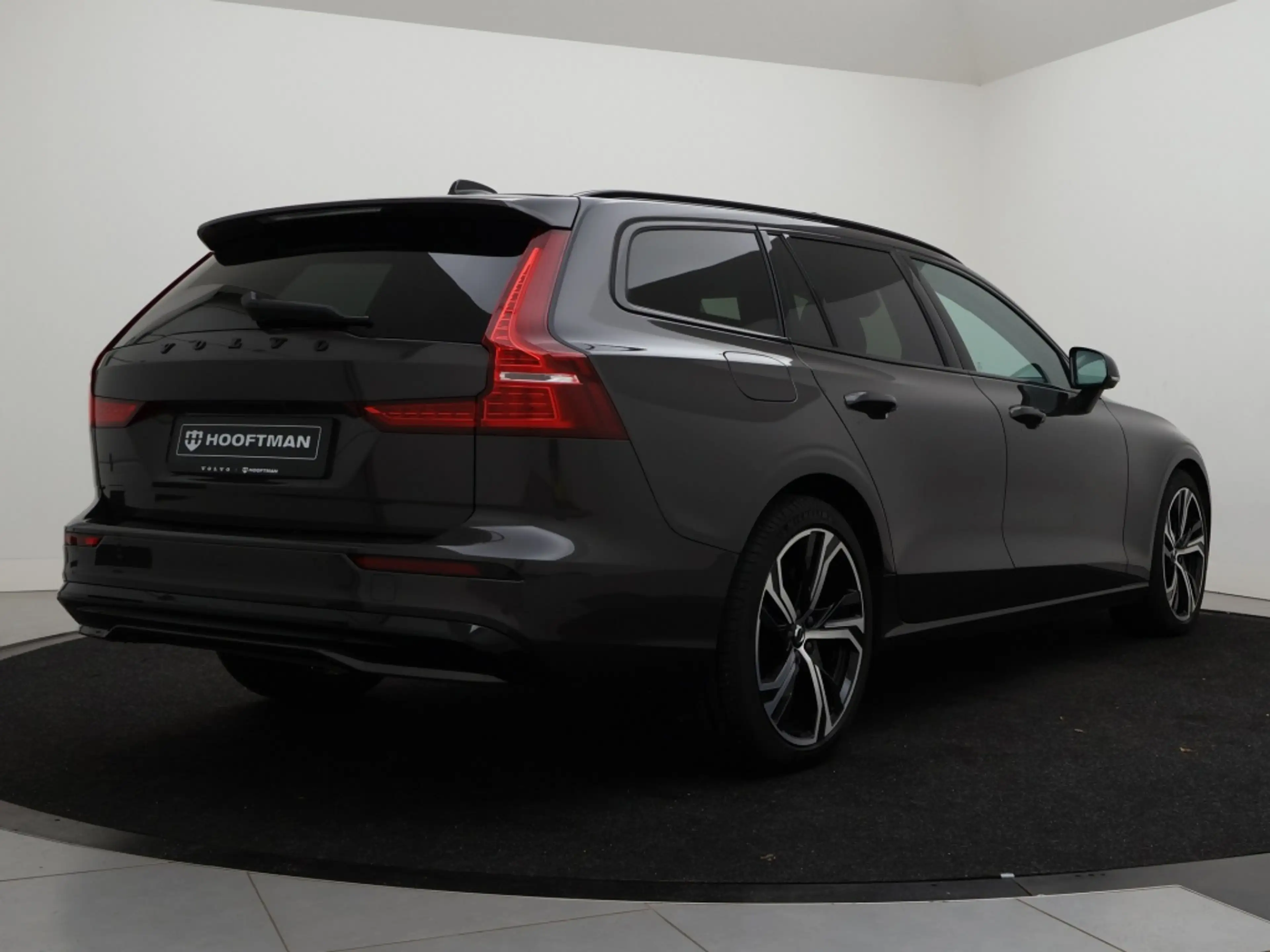 Volvo V60 B4 AUT(7) PLUS DARK SCHUIFDAK HARMAN KARDON TREKHA — photo 4