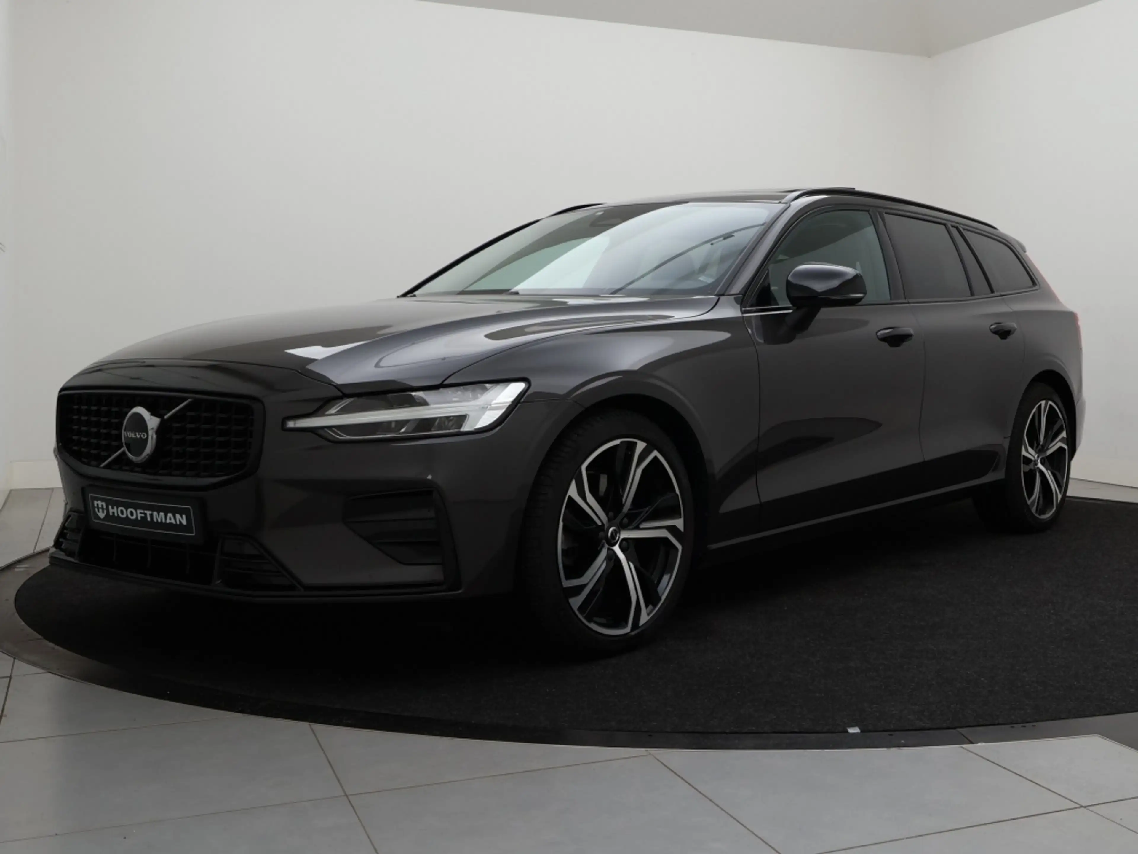 Volvo V60 B4 AUT(7) PLUS DARK SCHUIFDAK HARMAN KARDON TREKHA — photo 2