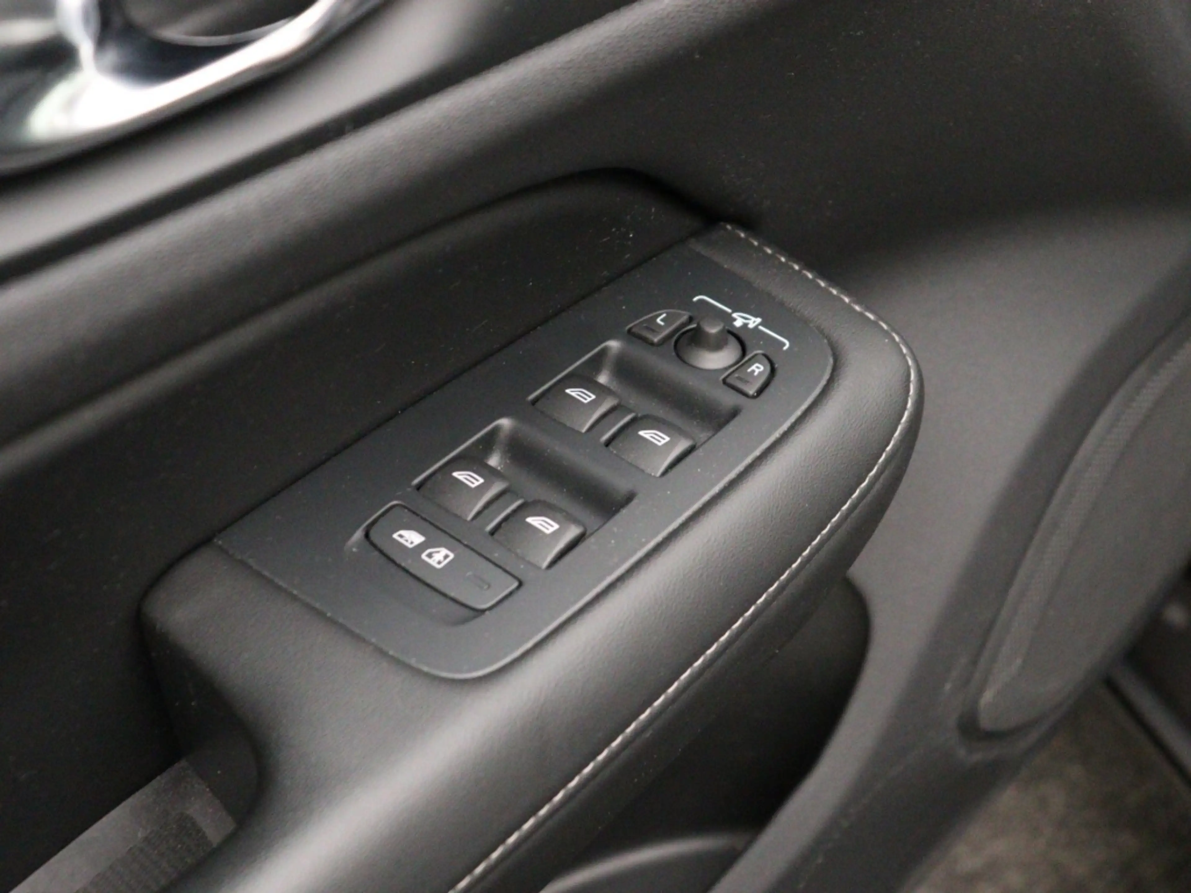 Volvo V60 B4 AUT(7) PLUS DARK SCHUIFDAK HARMAN KARDON TREKHA — photo 12