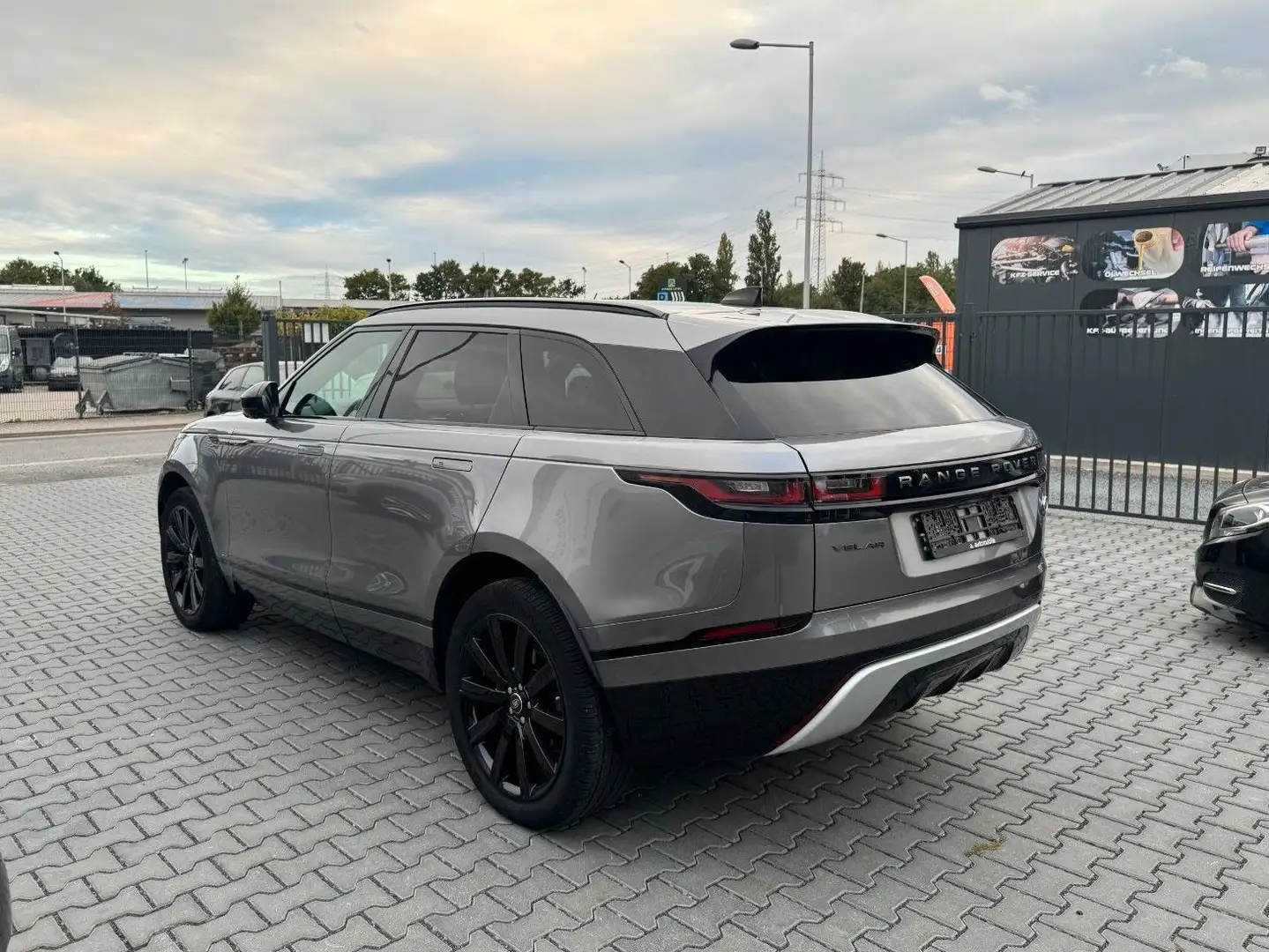 Land Rover Range Rover Velar 2,0d  i4 R Dynamic Grau - 2