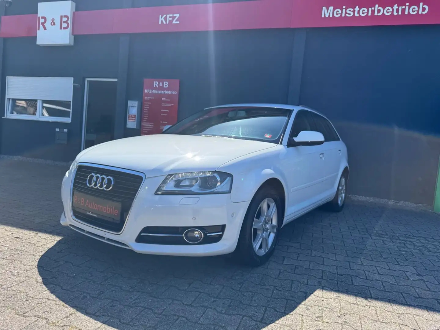 Audi A3 Sportback 1.6 TDI Attraction Білий - 1