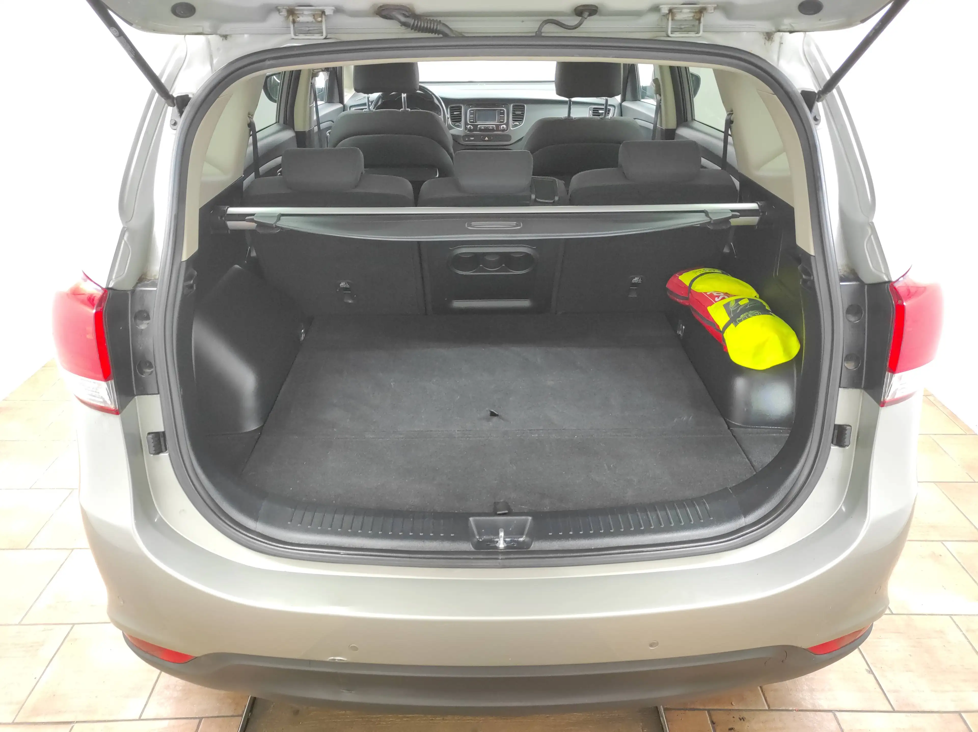Kia Carens 1.7 CRDI KLIMAA SHZ+LENKRAD KAMERA TEMP BC LED USB — photo 14