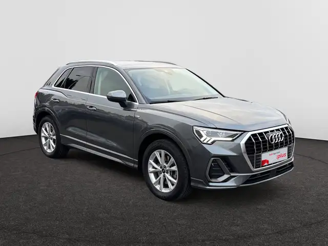 Audi Q3 view 4