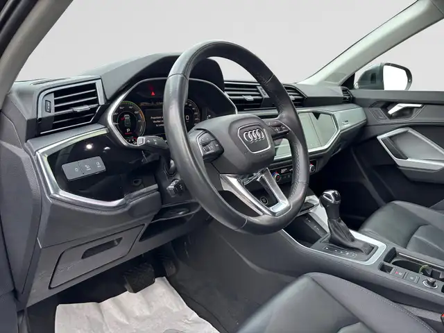 Audi Q3 view 9