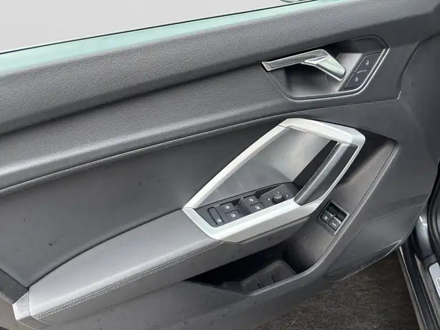 Audi Q3 view 8