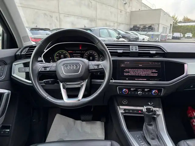 Audi Q3 view 10