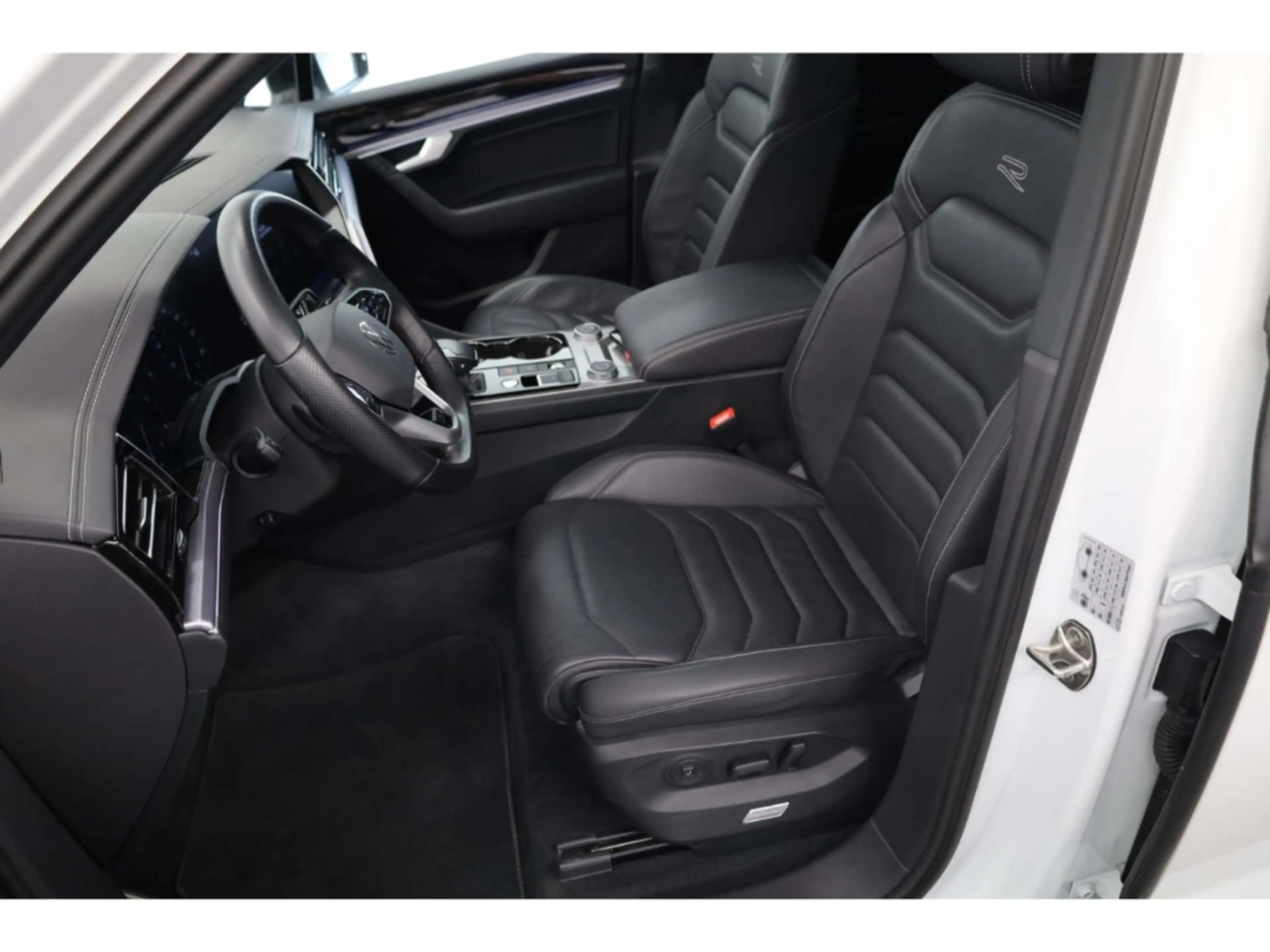 Volkswagen Touareg 3.0 TDI V6 4Motion R-Line Black Style — photo 6