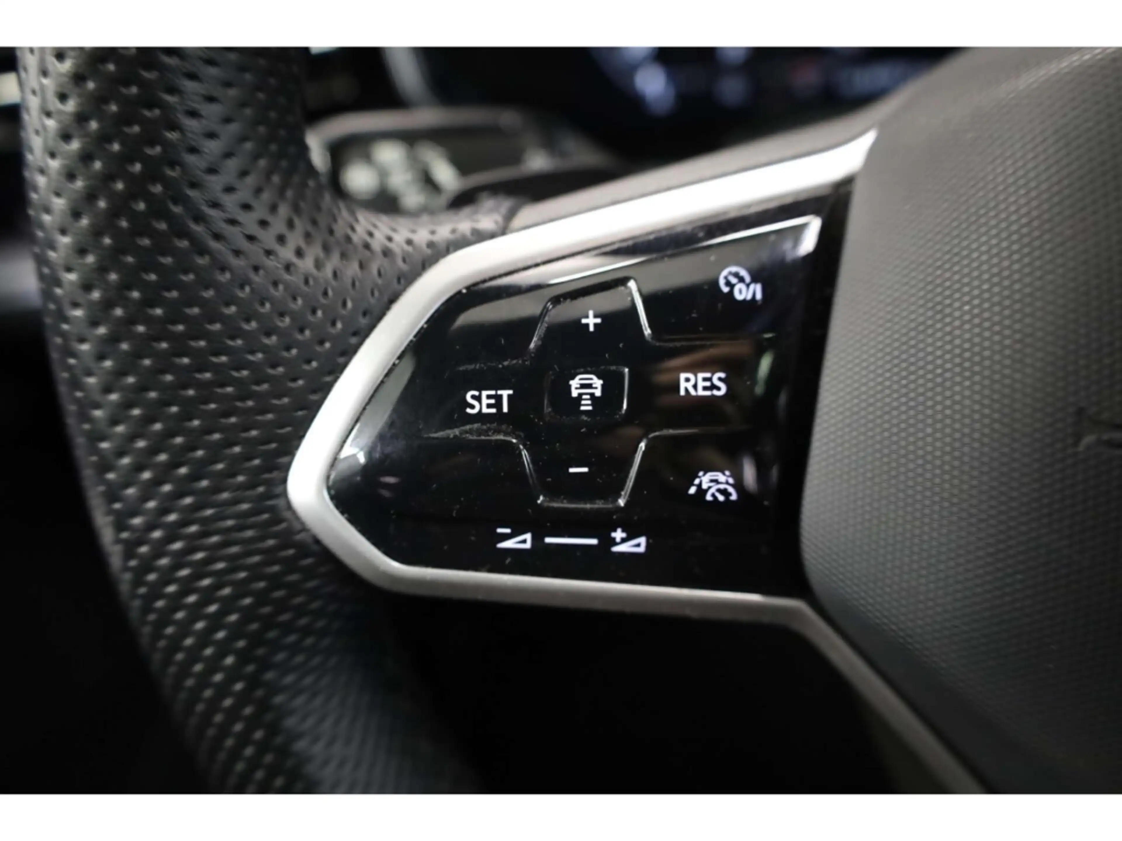 Volkswagen Touareg 3.0 TDI V6 4Motion R-Line Black Style — photo 10