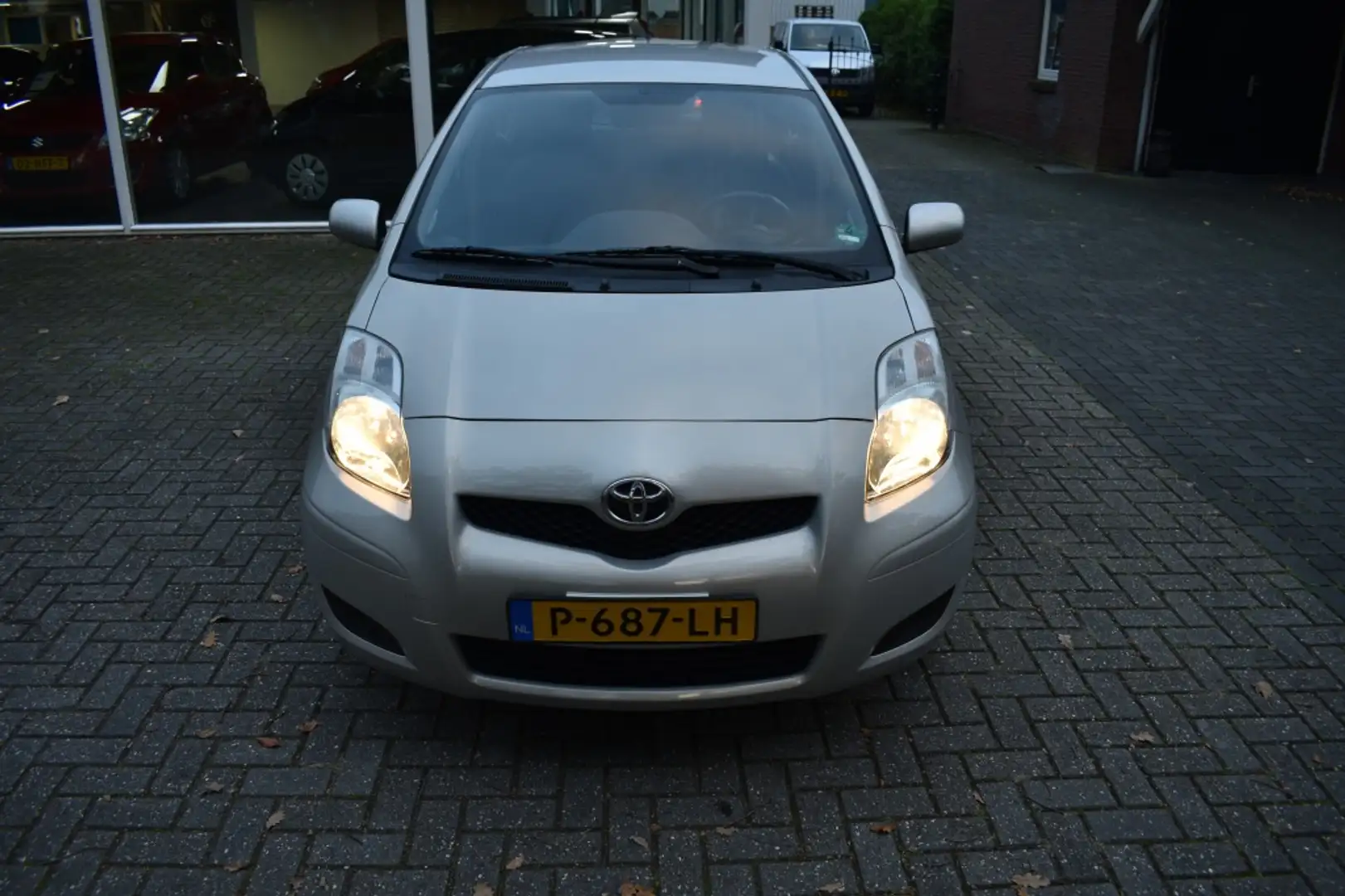 Toyota Yaris 1.3 VVTi Dynamic AIRCO ELEK RAMEN Geel - 2