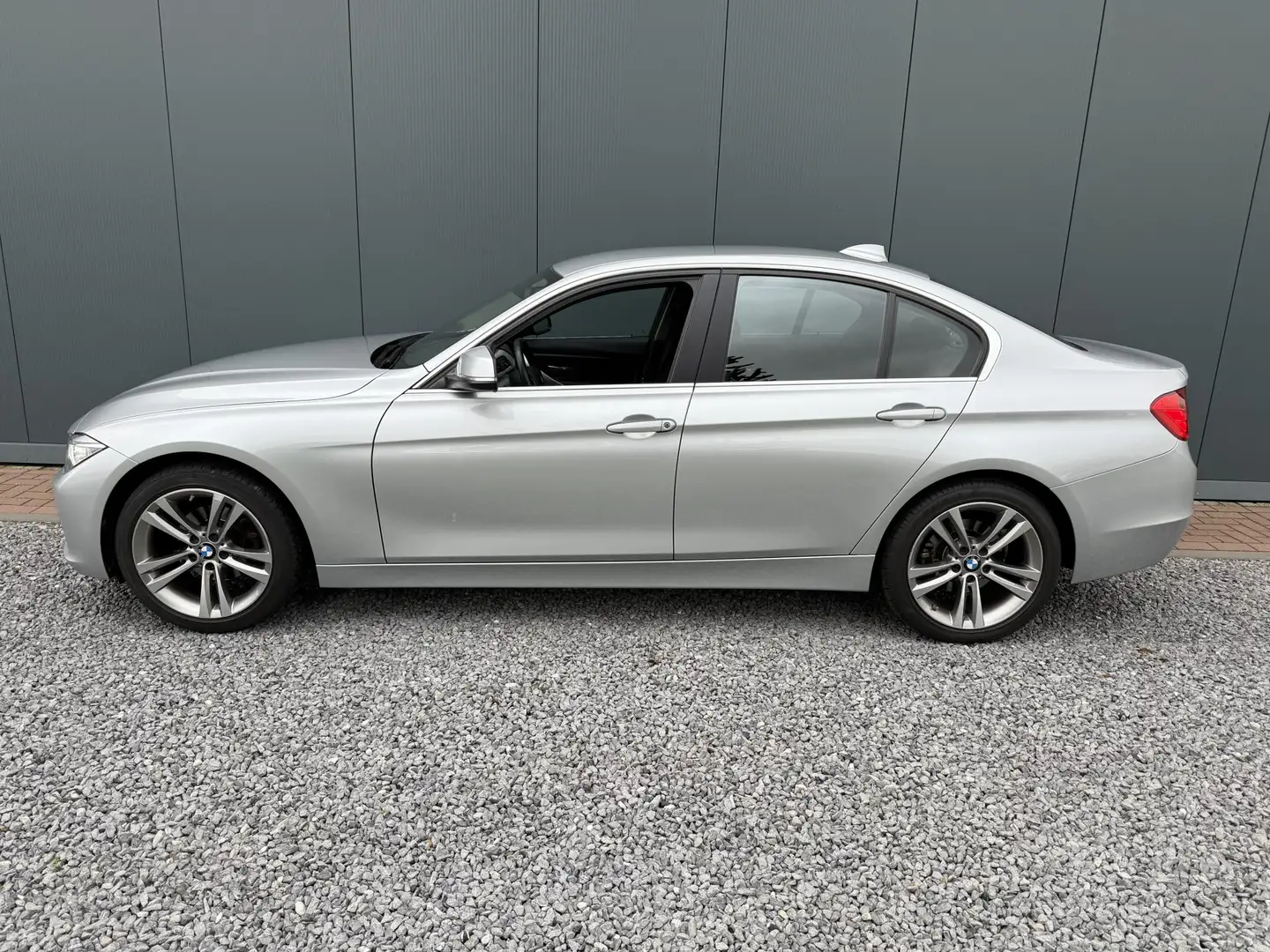BMW 320 3-serie 320i 184pk Executive Sportline Sedan Grijs - 2