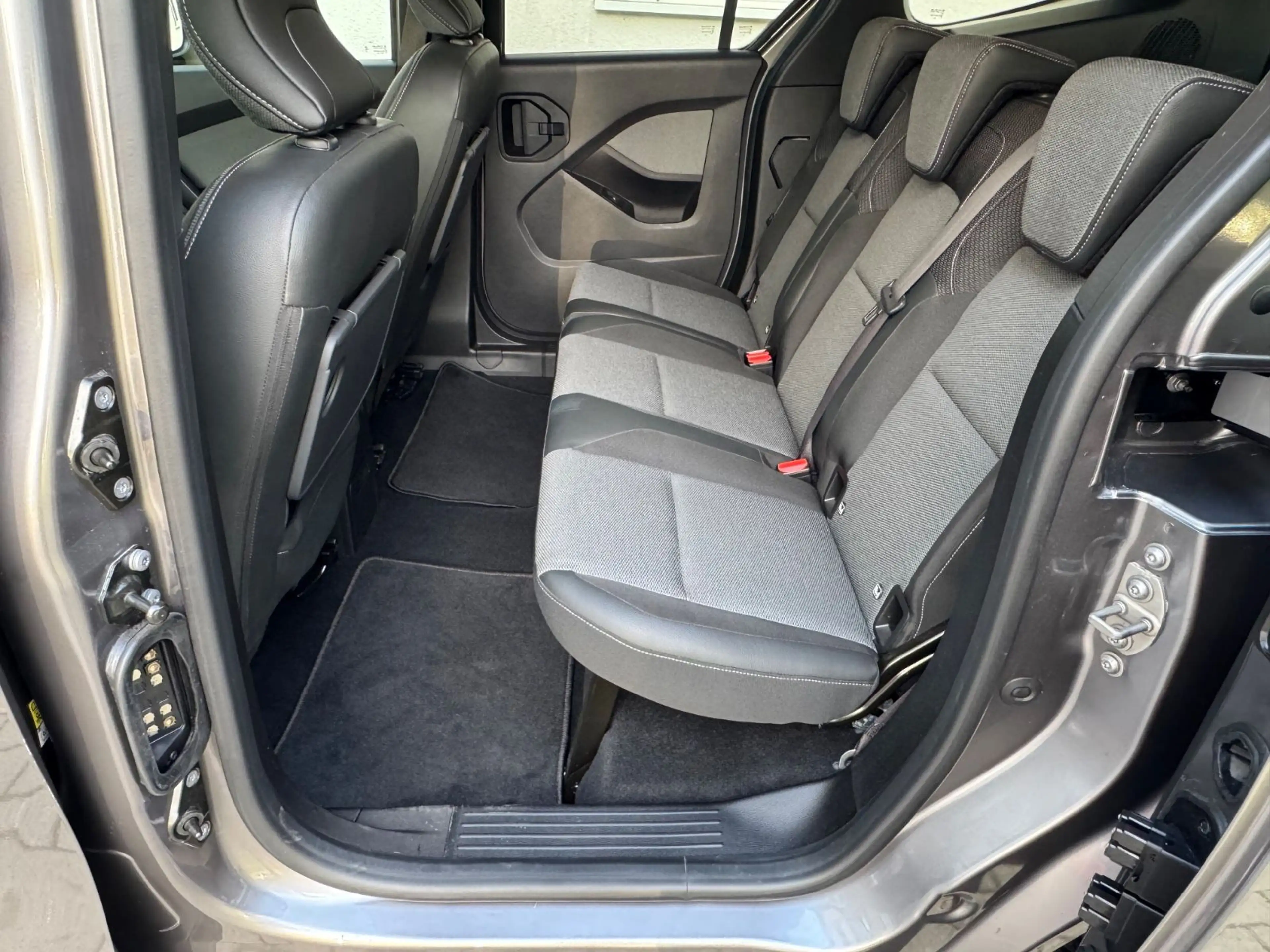 Renault Kangoo III Techno 1.3l Automatik 131PS Navi/LED — photo 22
