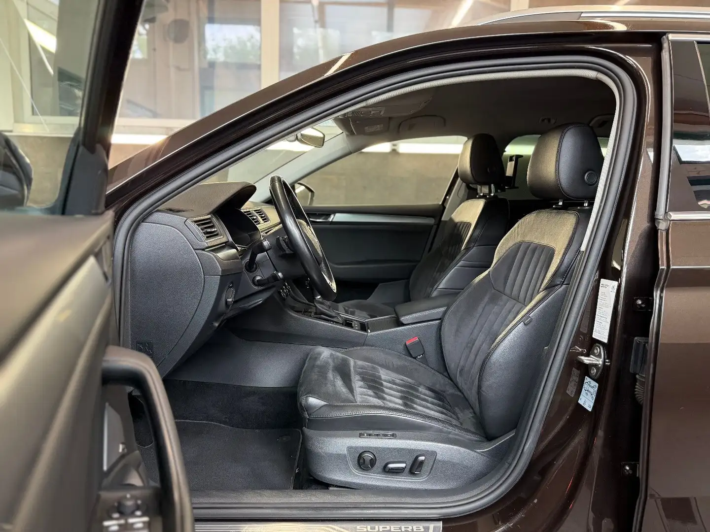Skoda Superb Combi Style Standhzg Leder Navi AHK Xenon Brown - 2