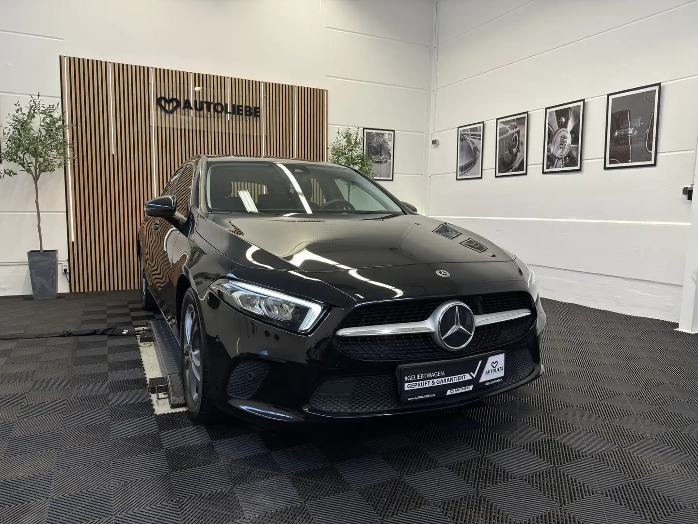 Mercedes-Benz A 200 DCT*LED*MBUX*AHK*2HAND Schwarz - 1
