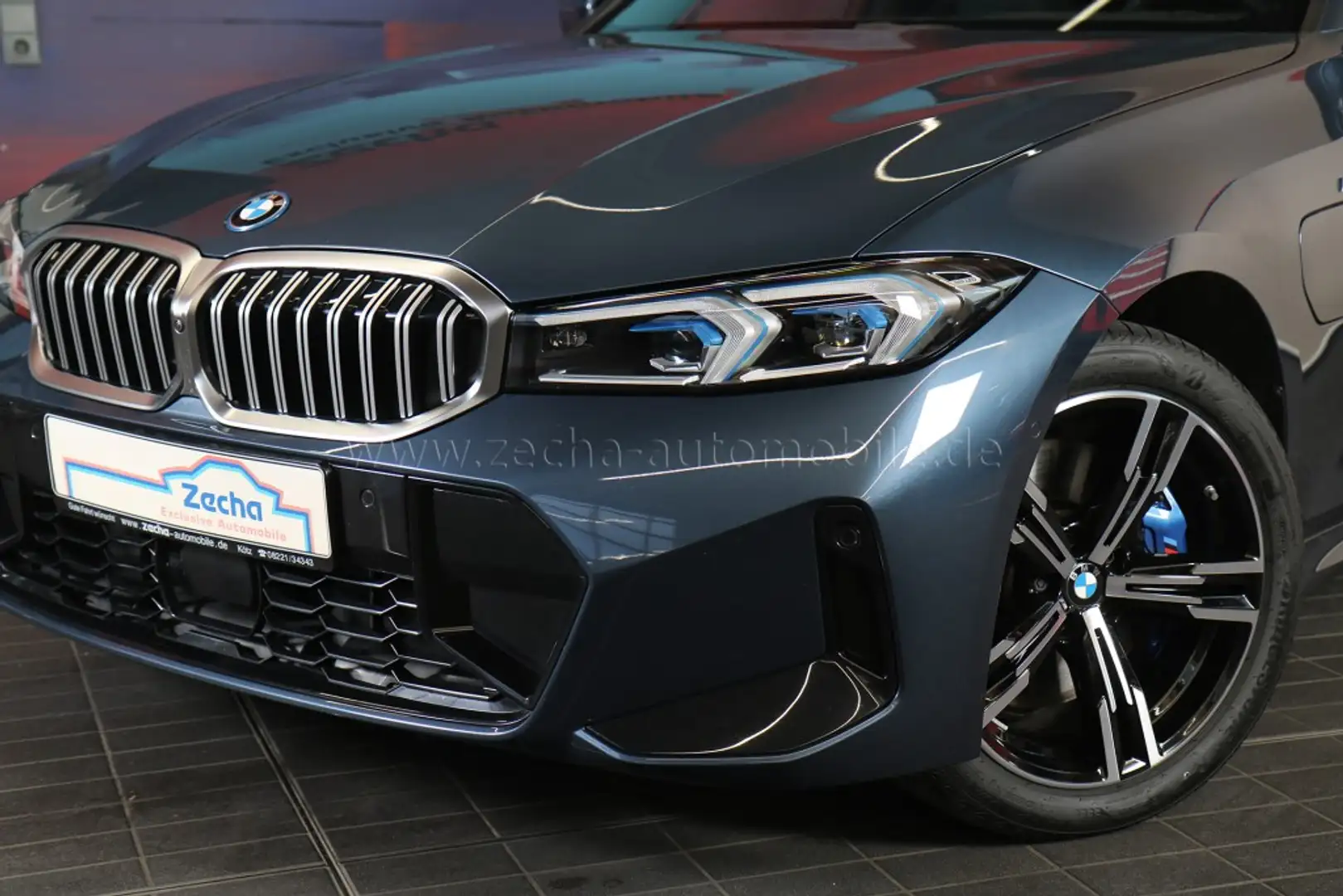BMW 330 e xDr.Tour.M-Sportp.Panod.AHK.DrivProf.Park+ Blau - 2