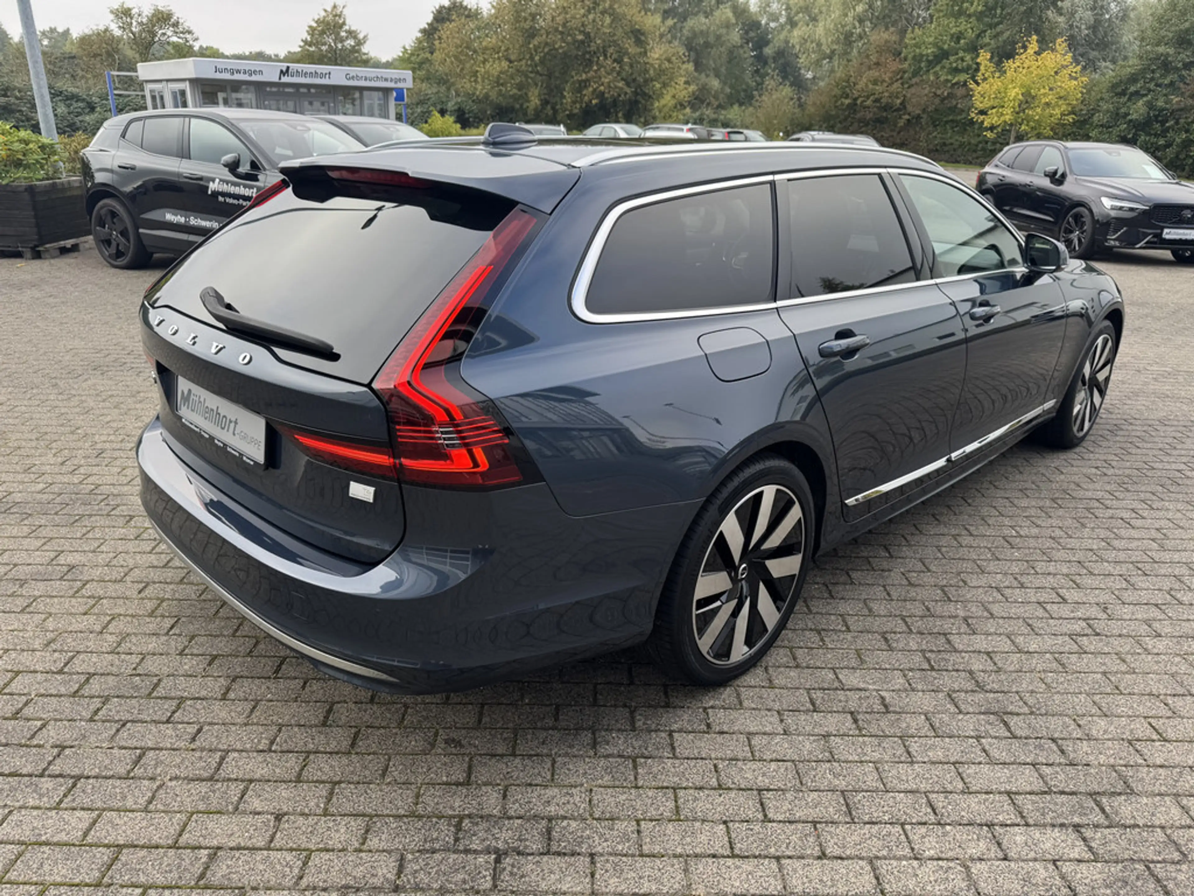 Volvo V90 Kombi 2.0 Plus Bright Recharge Plug-In Hybrid AWD — photo 2