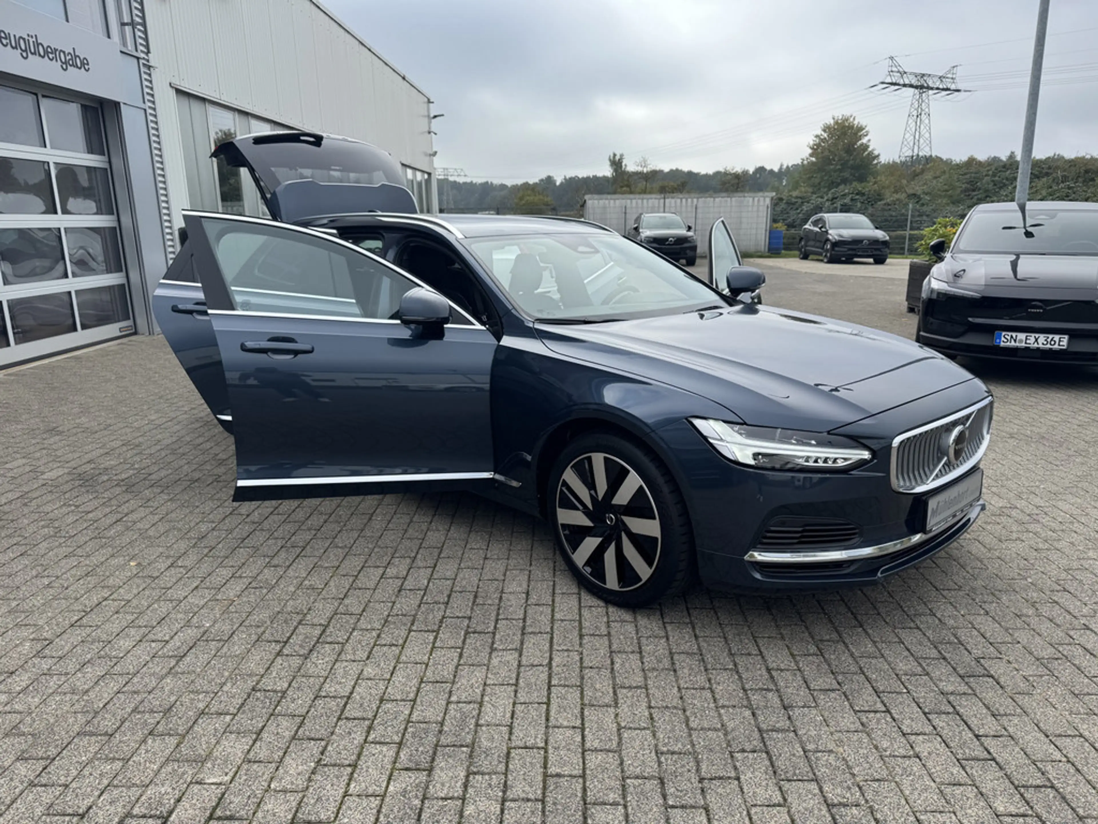 Volvo V90 Kombi 2.0 Plus Bright Recharge Plug-In Hybrid AWD — photo 13