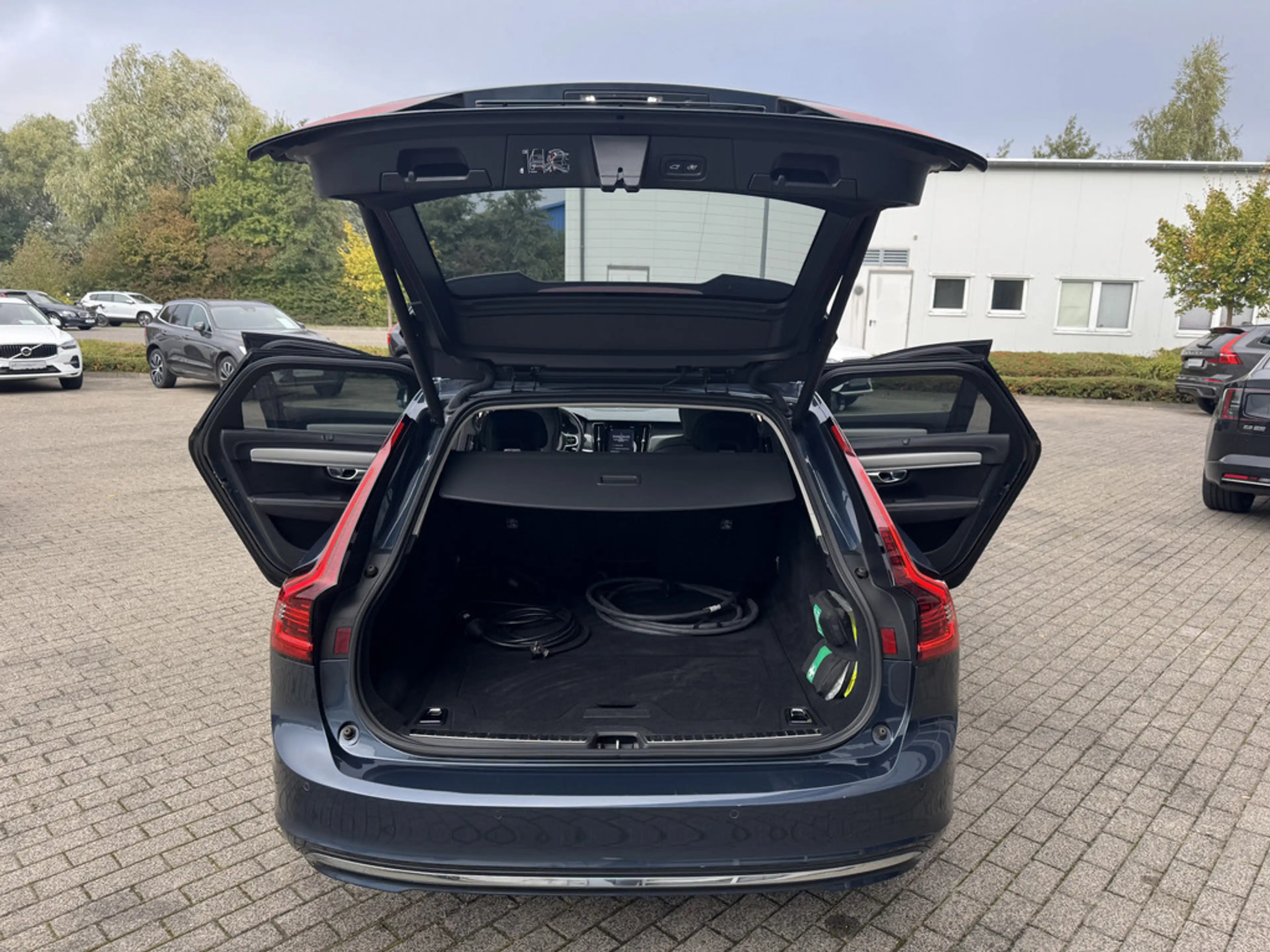 Volvo V90 Kombi 2.0 Plus Bright Recharge Plug-In Hybrid AWD — photo 15