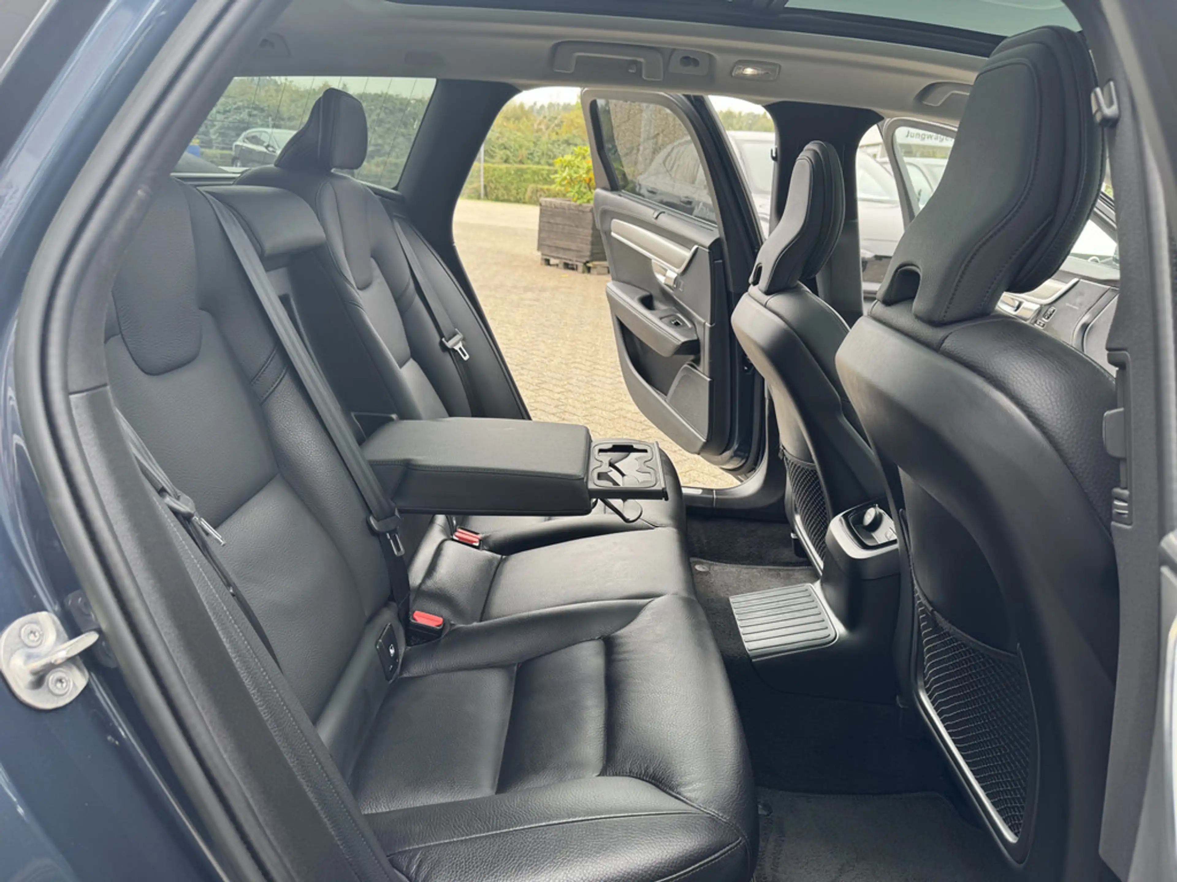 Volvo V90 Kombi 2.0 Plus Bright Recharge Plug-In Hybrid AWD — photo 10