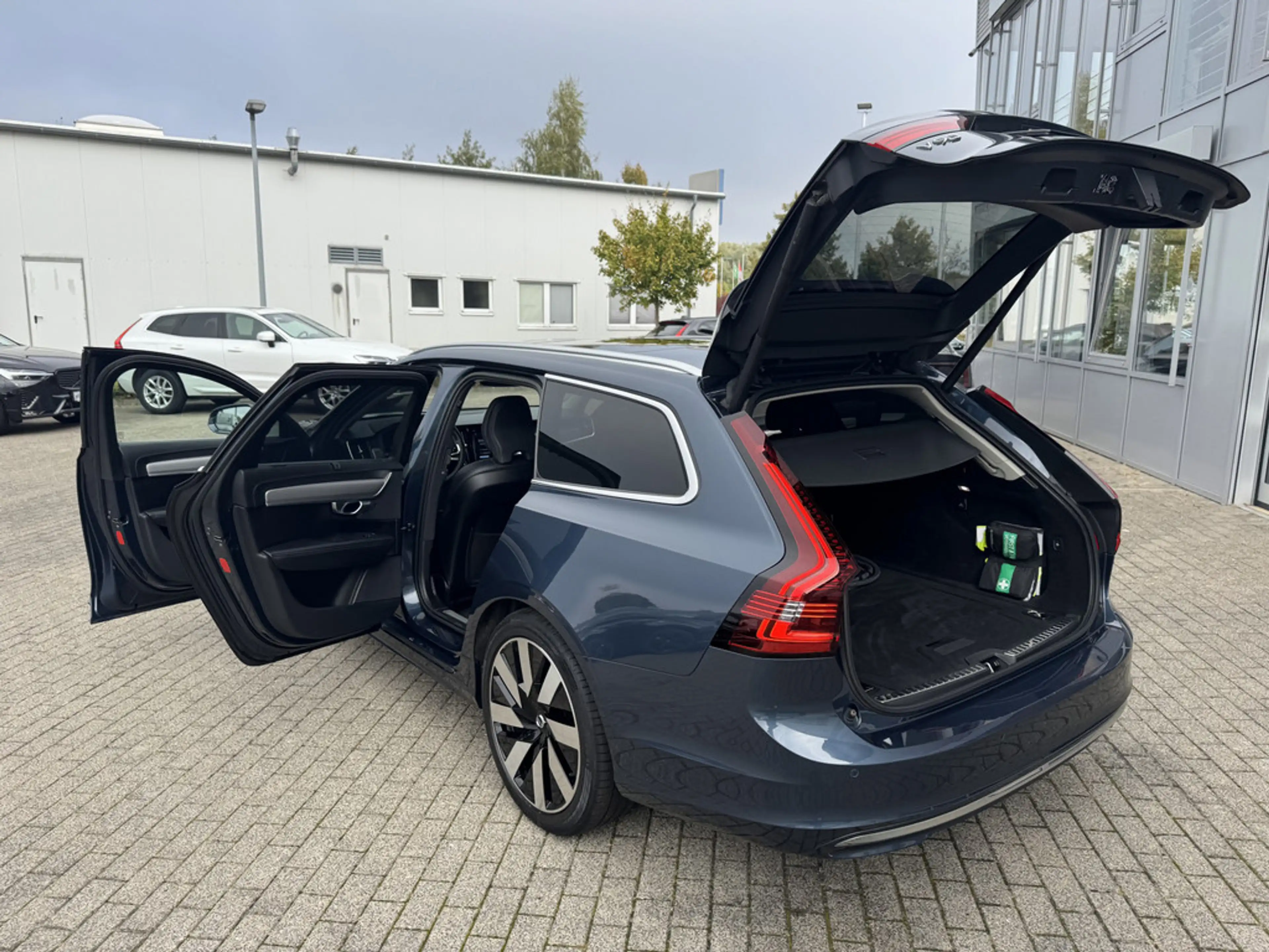 Volvo V90 Kombi 2.0 Plus Bright Recharge Plug-In Hybrid AWD — photo 14