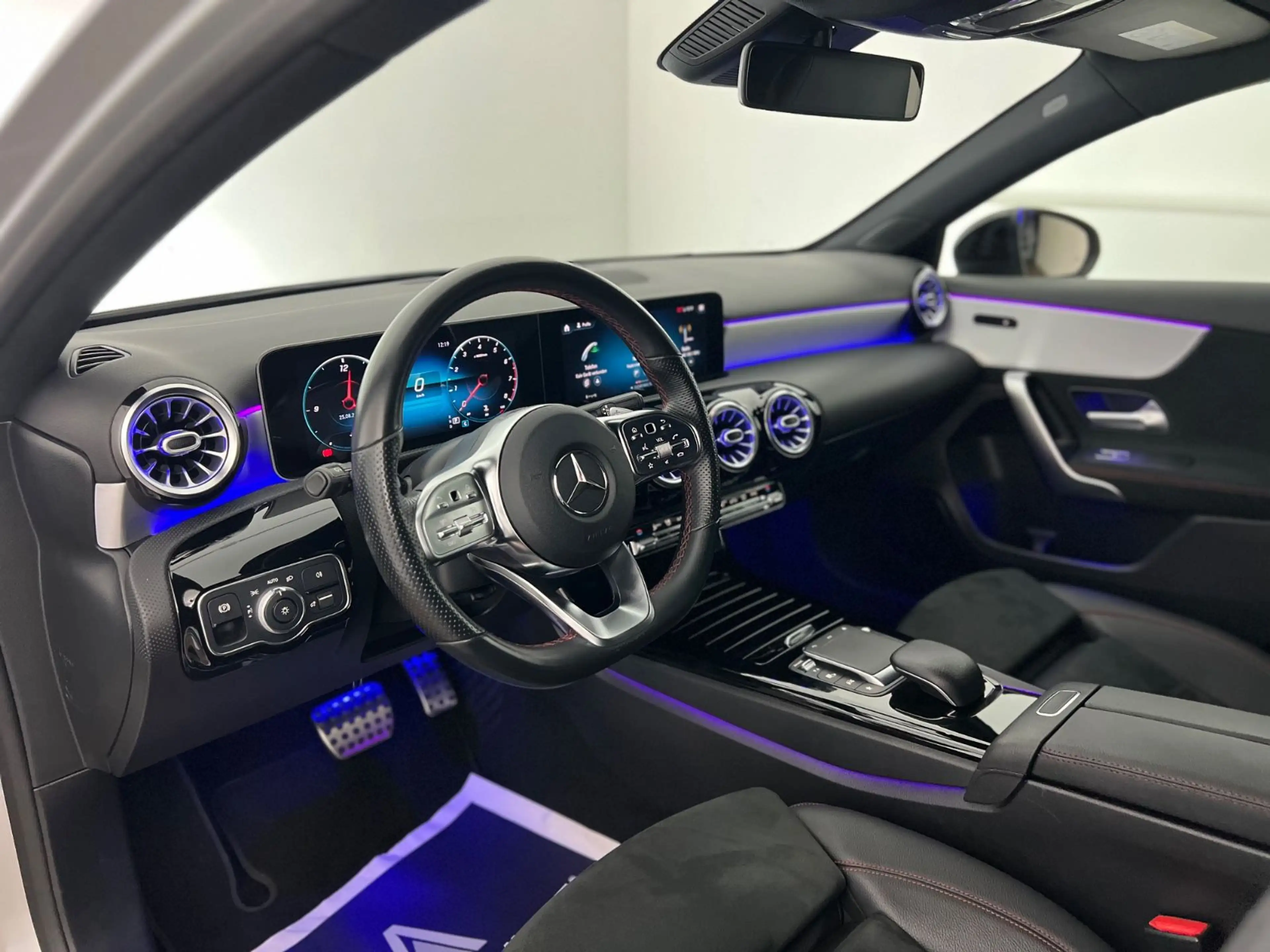 Mercedes-Benz A 220 4 MATIC / KEYLESS / AMG / AMBIENTE / 1.HD — photo 11